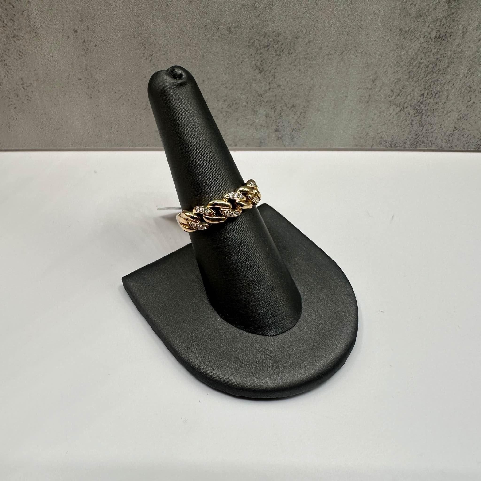 Cette élégante bague cubaine en or jaune 10kt est ornée de 0,09ctw de diamants ronds de taille unique GH I1, ajoutant un éclat subtil à l'audacieux design de l'anneau cubain. De taille 7, il s'adapte confortablement à la plupart des tailles de
