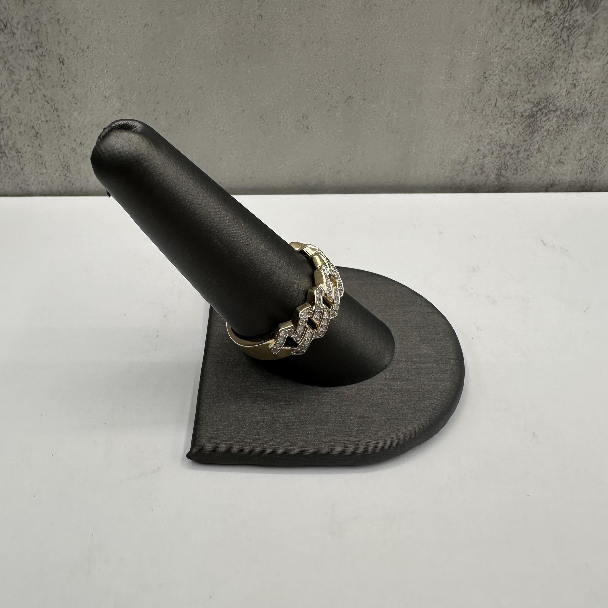 Ergänzen Sie Ihre Schmucksammlung mit diesem luxuriösen, kubanischen Diamantring aus 10kt Gelbgold. Dieser Ring besteht aus 0,50 Karat (ctw) natürlichen Diamanten mit der Farbe GH und der Reinheit I1 im Einzelschliff, eingefasst in ein klassisches