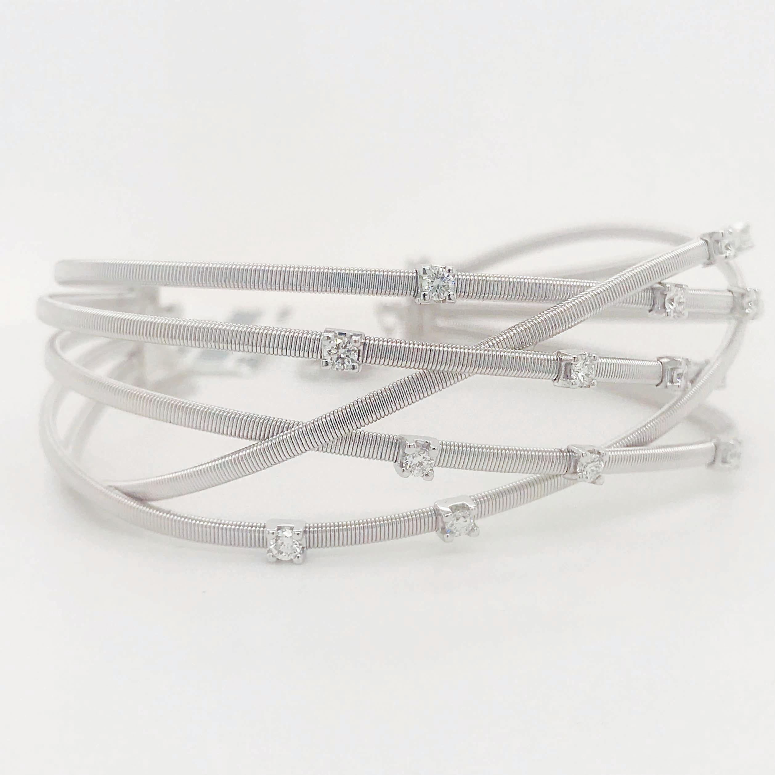 Moderniste Bracelet manchette en or blanc 14 carats à motif tissé avec diamants et large large largeur avec chaîne de sécurité en vente