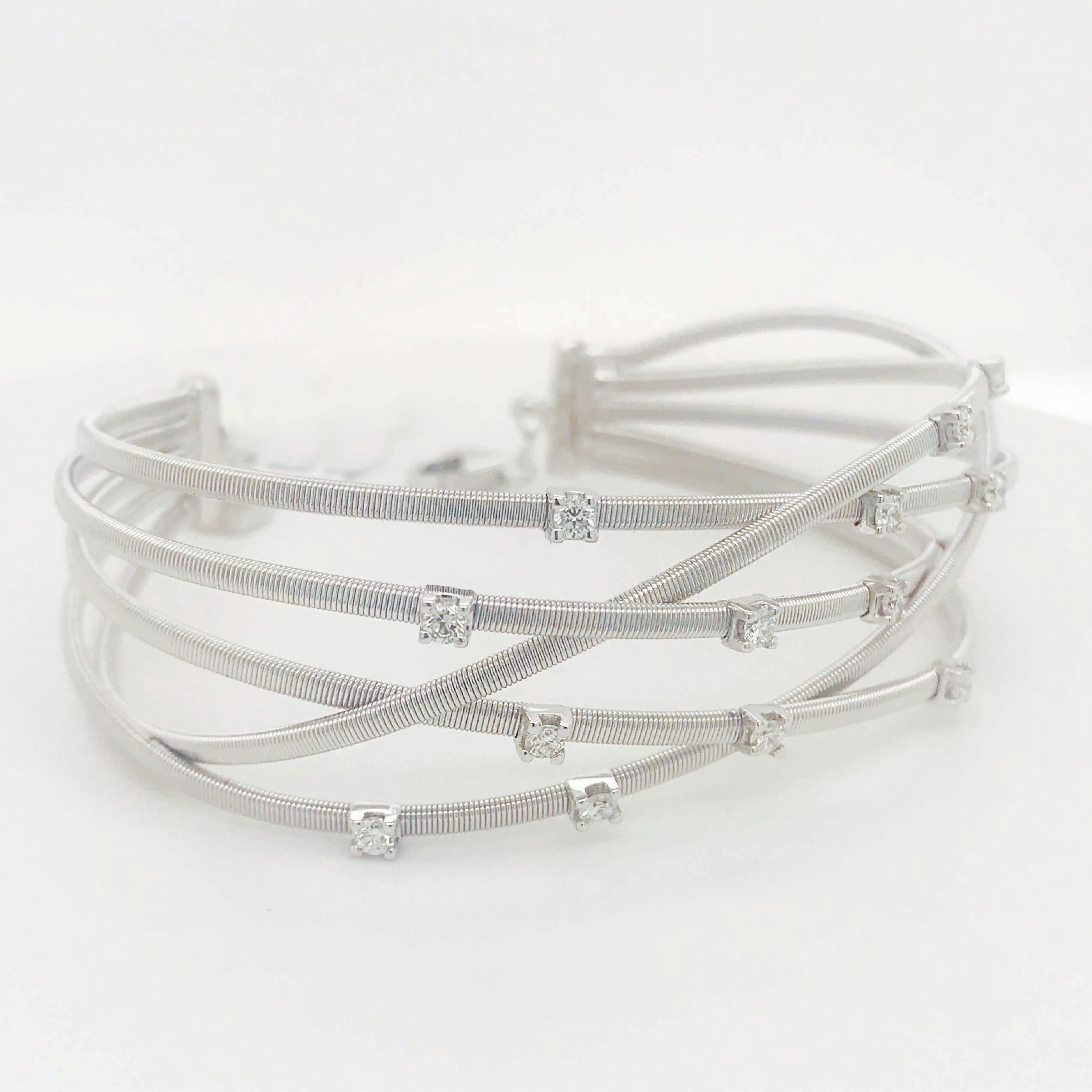 Taille ronde Bracelet manchette en or blanc 14 carats à motif tissé avec diamants et large large largeur avec chaîne de sécurité en vente