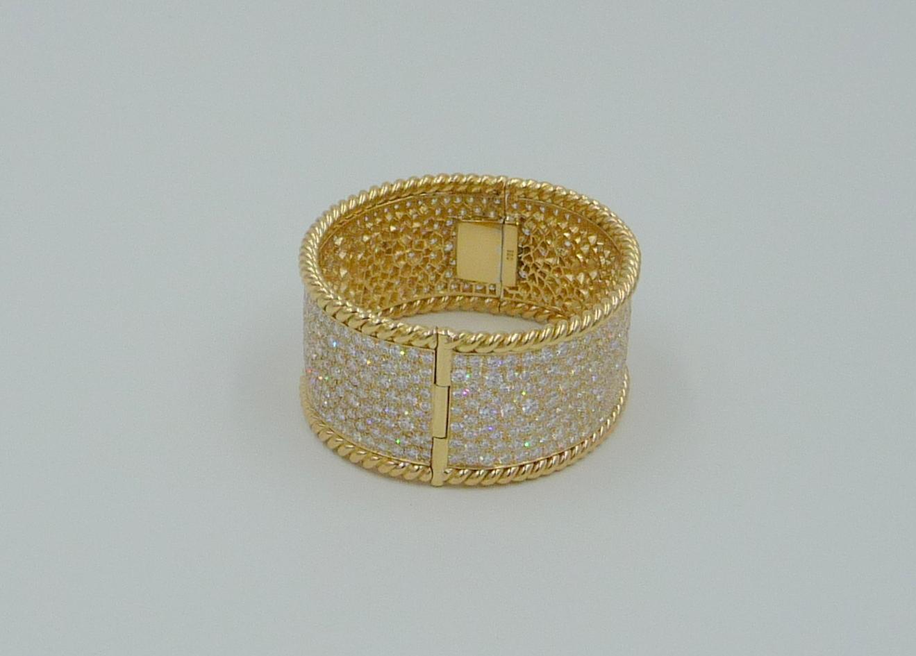 Pulsera Puño Diamantes Oro 18k 40cts Diamantes Blancos Detalle Cuerda Retorcida Corte redondo en venta