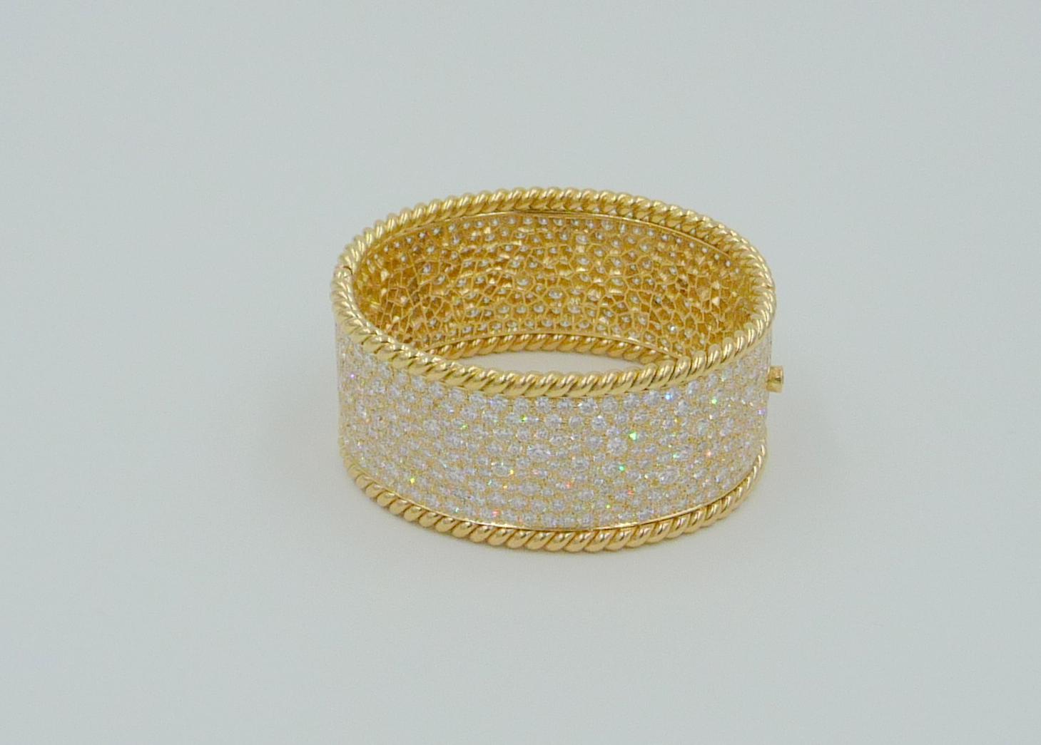 Pulsera Puño Diamantes Oro 18k 40cts Diamantes Blancos Detalle Cuerda Retorcida en Nuevo estado para la venta en New York, NY