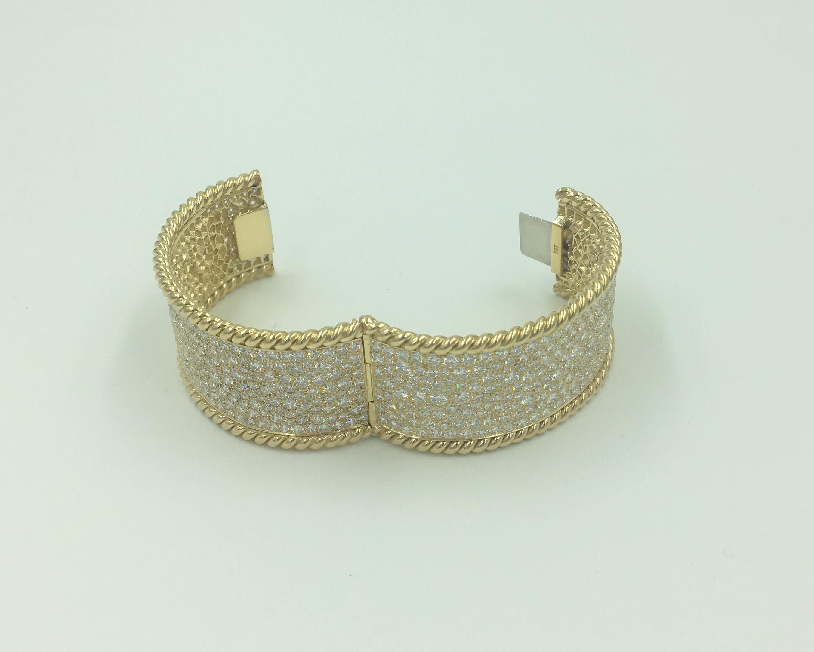 Pulsera Puño Diamantes Oro 18k 40cts Diamantes Blancos Detalle Cuerda Retorcida en venta 1