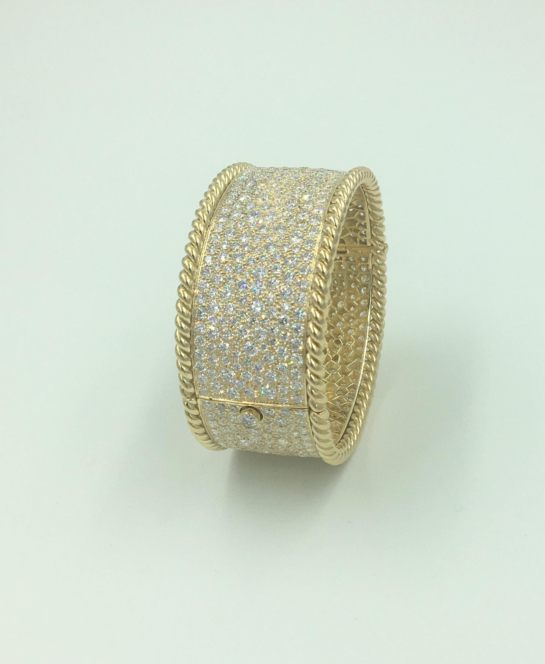 Pulsera Puño Diamantes Oro 18k 40cts Diamantes Blancos Detalle Cuerda Retorcida en venta 2
