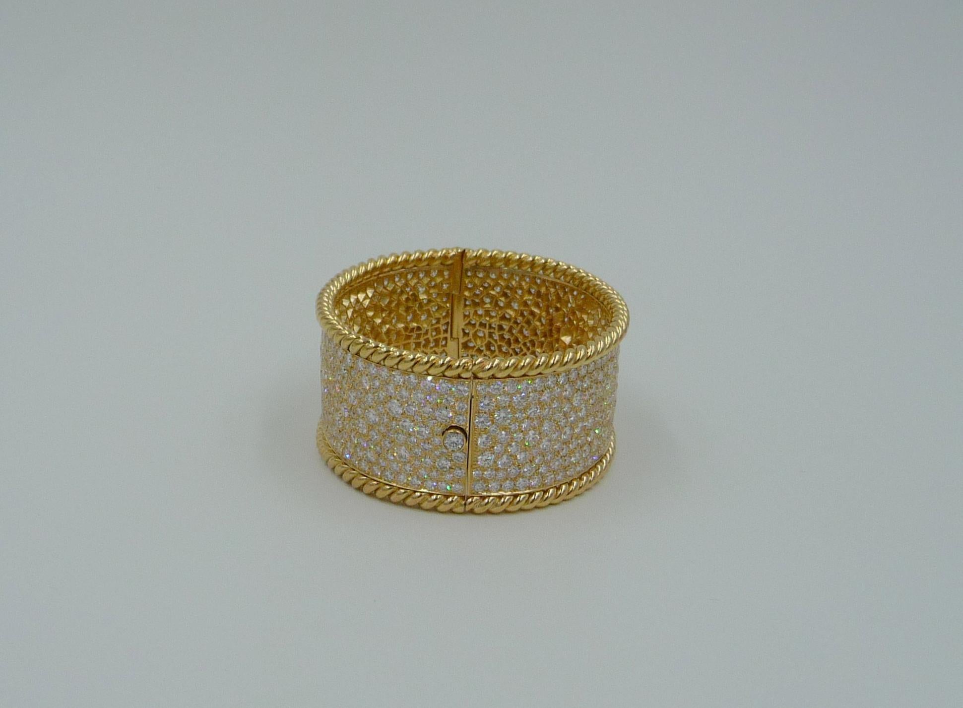Pulsera Puño Diamantes Oro 18k 40cts Diamantes Blancos Detalle Cuerda Retorcida en venta 3