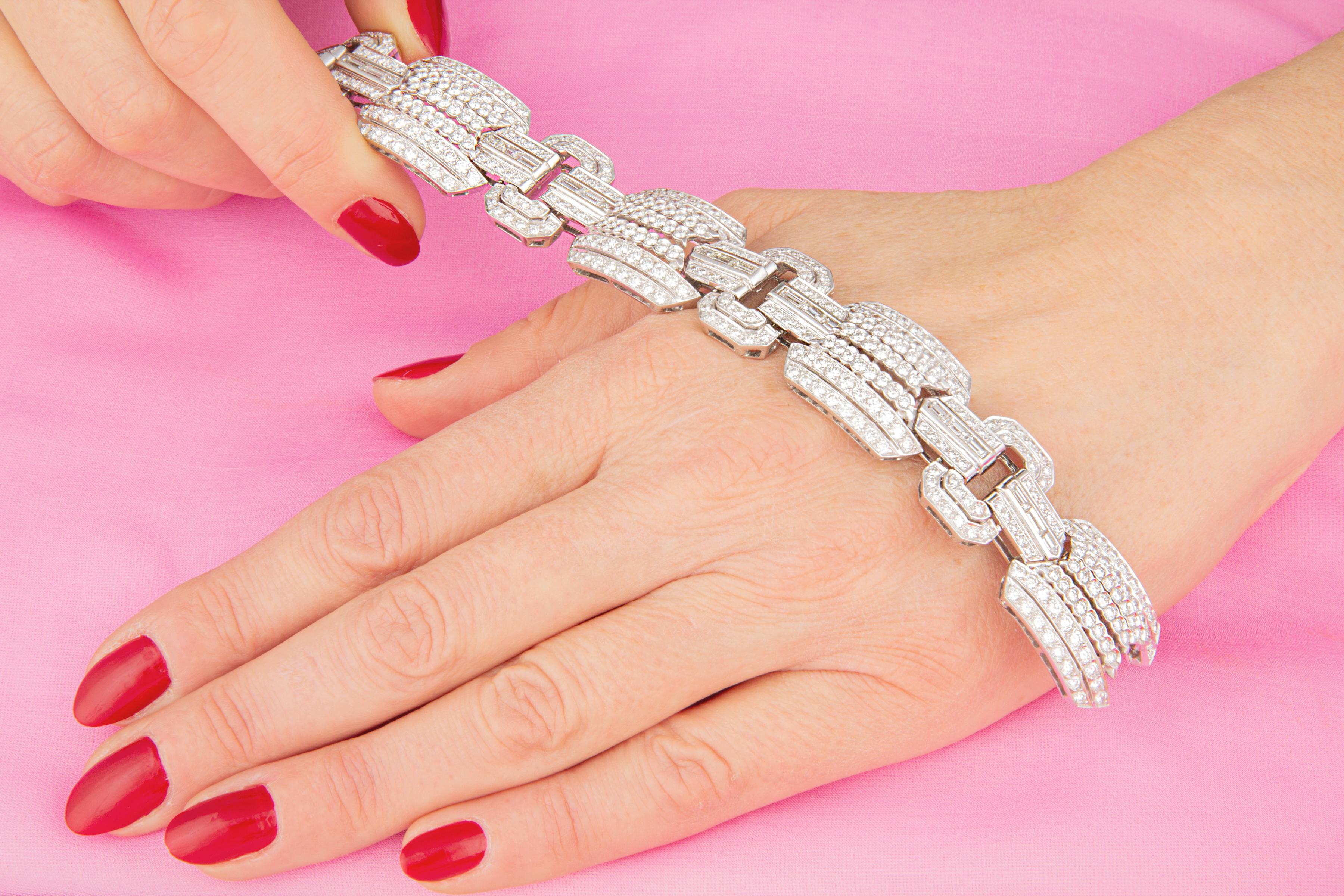 Le bracelet manchette avec diamants présente 14,50 carats de diamants ronds et 4,10 carats de diamants baguettes taillés sur mesure, tous de qualité supérieure (F/VVS). 
Le bracelet manchette fait preuve à la fois d'un savoir-faire extraordinaire et
