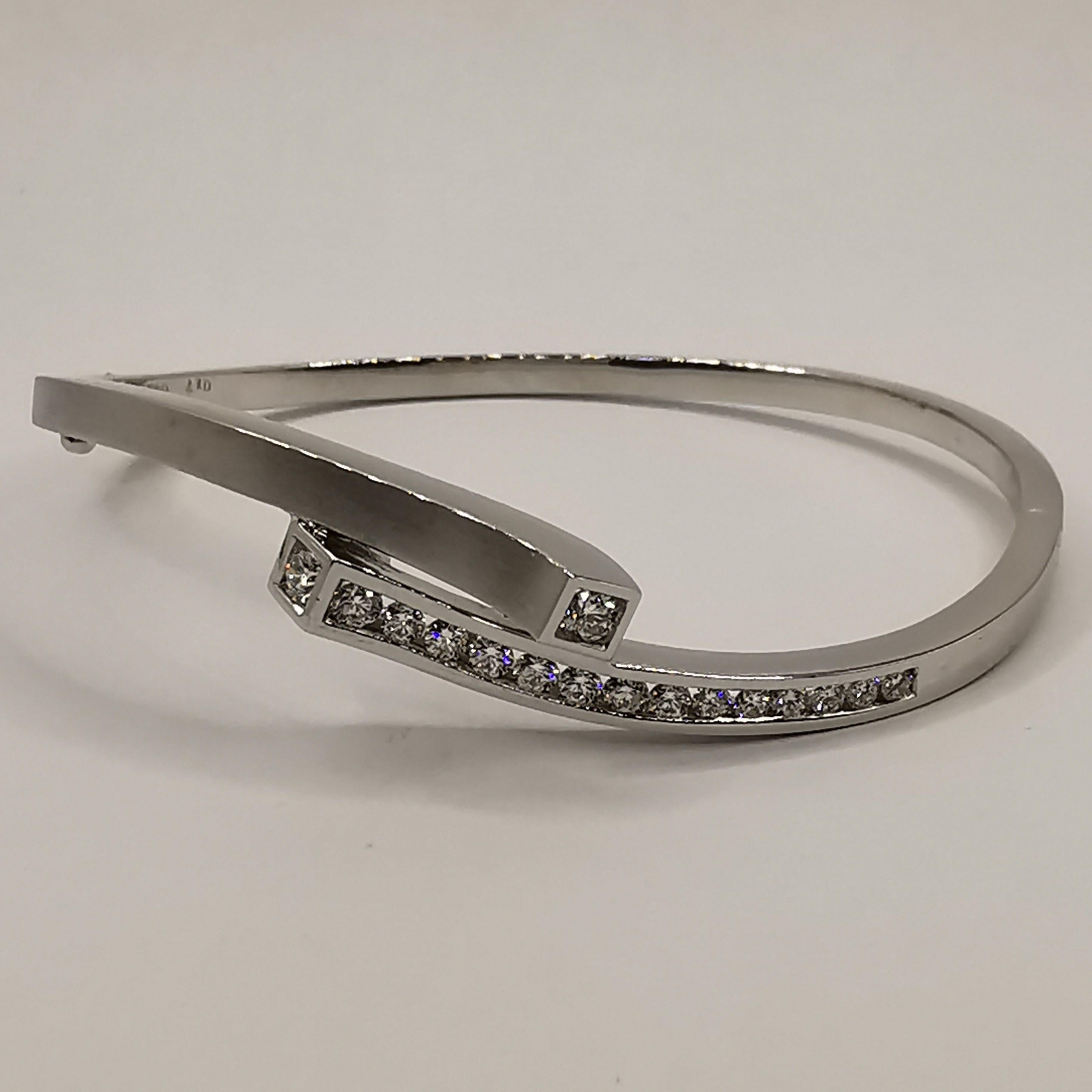 Contemporain Bracelet manchette à diamants en or blanc 18 carats en vente
