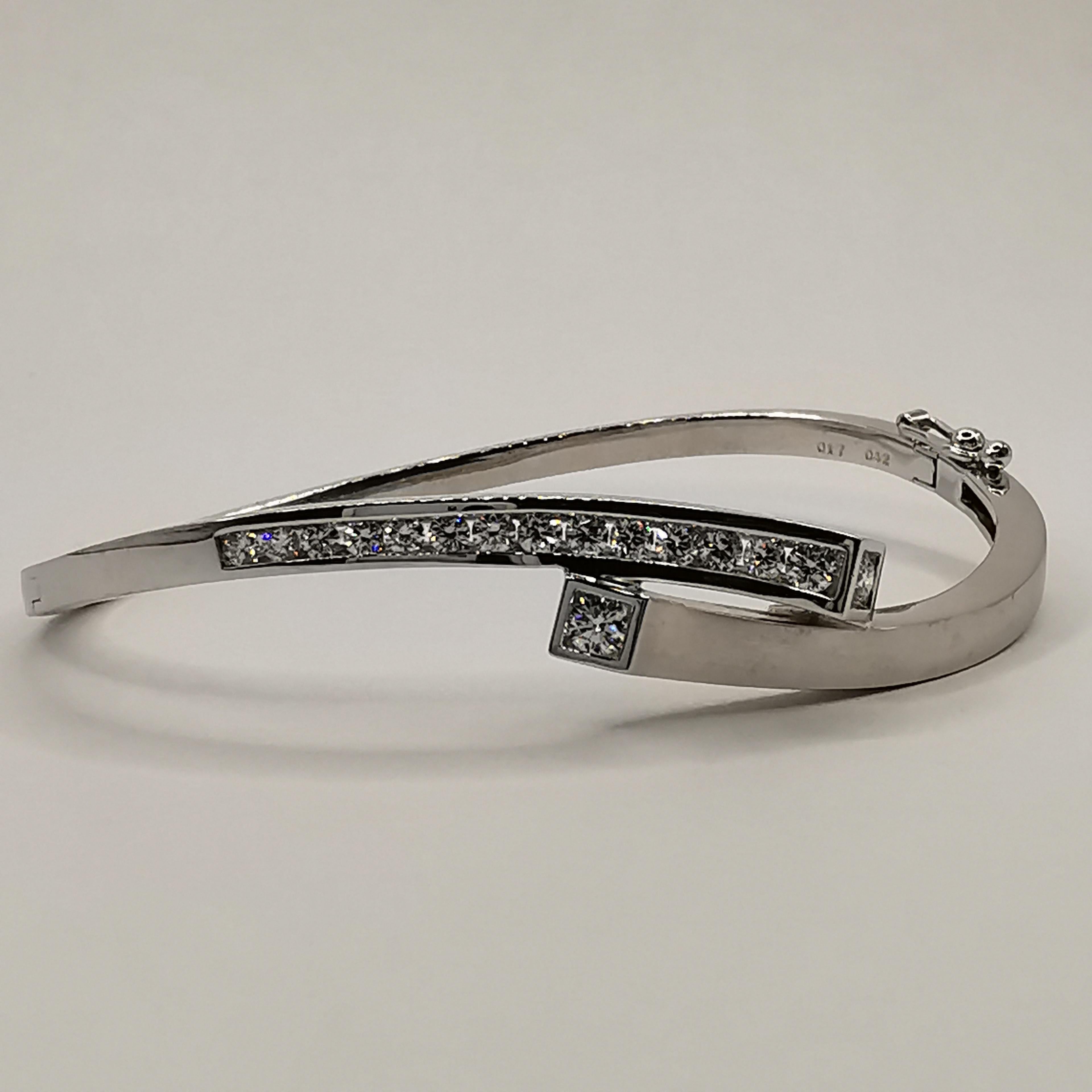 Taille ronde Bracelet manchette à diamants en or blanc 18 carats en vente