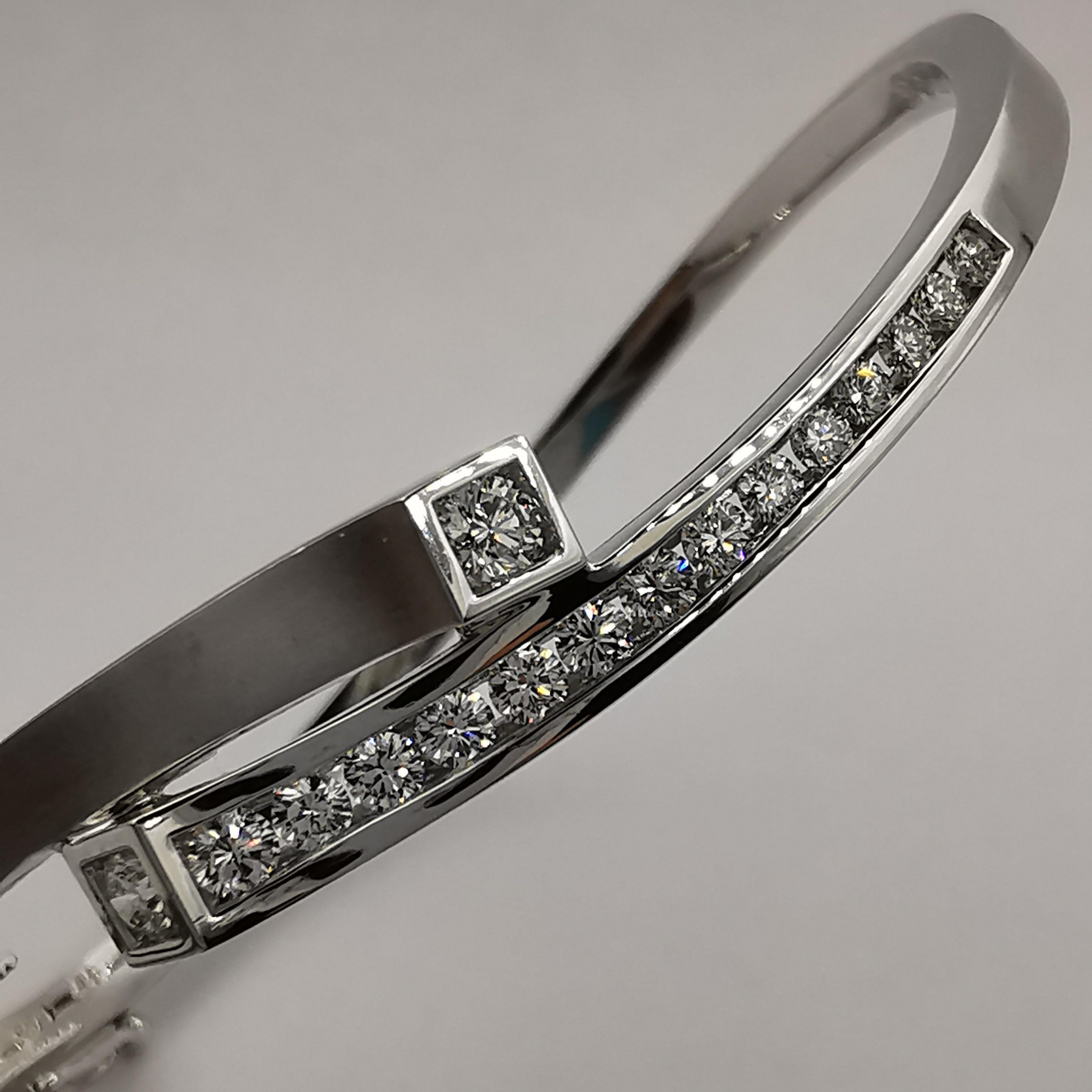 Diamond Cuff Bracelet in 18K White Gold In New Condition For Sale In Wan Chai District, HK