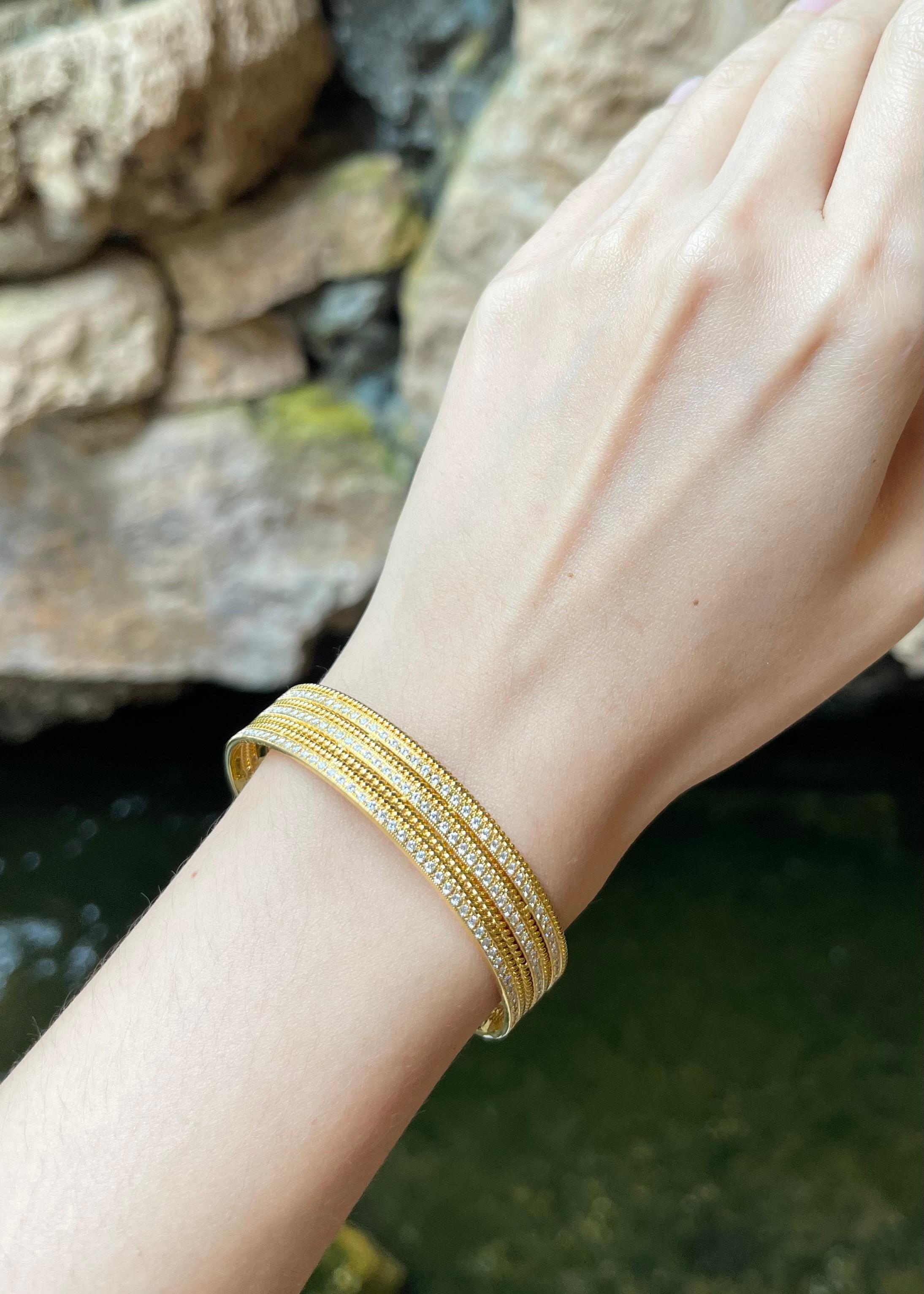 Diamant 1,93 Karat Manschettenarmband in 18K Goldfassung

Breite:  1,2 cm 
Durchmesser: 5.5 cm
Gesamtgewicht: 24.93 Gramm

