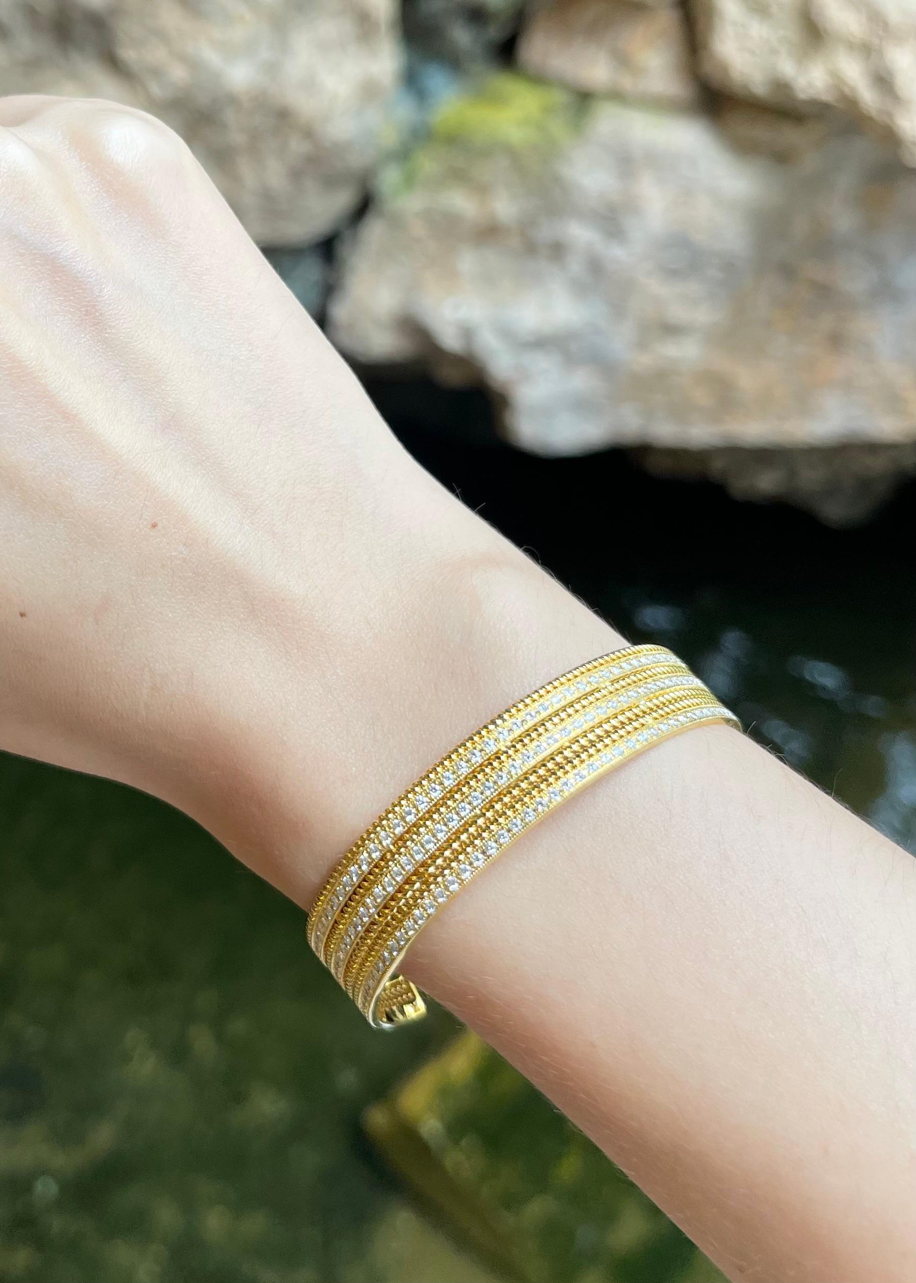 Diamant-Manschettenarmband in 18K Goldfassung im Zustand „Neu“ im Angebot in Bangkok, TH