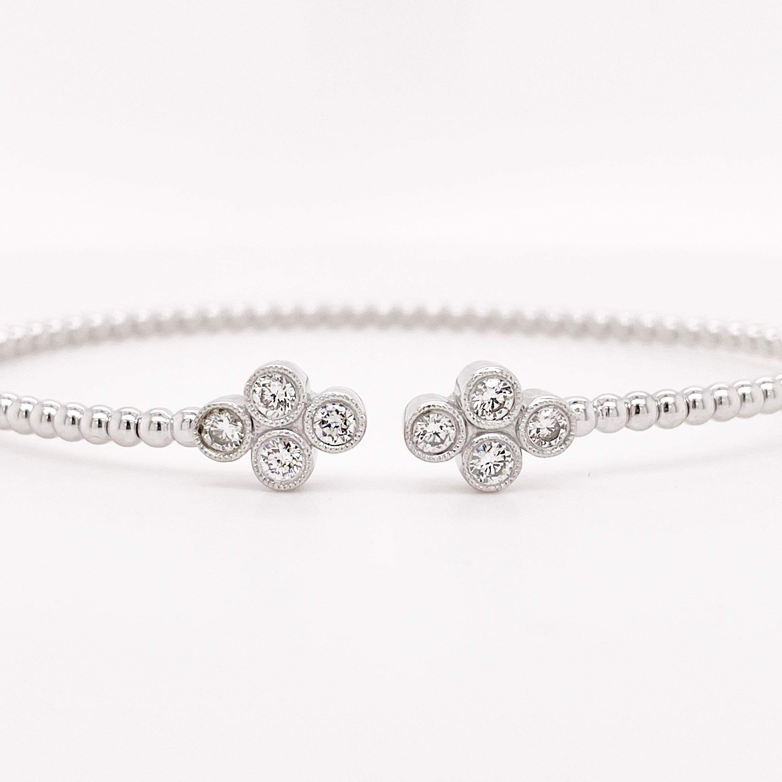 Ce bracelet s'enroule autour de votre poignet si facilement et ne se détache pas. Plus de fermoirs compliqués et de perte de temps pour mettre votre bracelet. Ce bracelet flexible s'associe également aux autres bracelets flexibles que nous