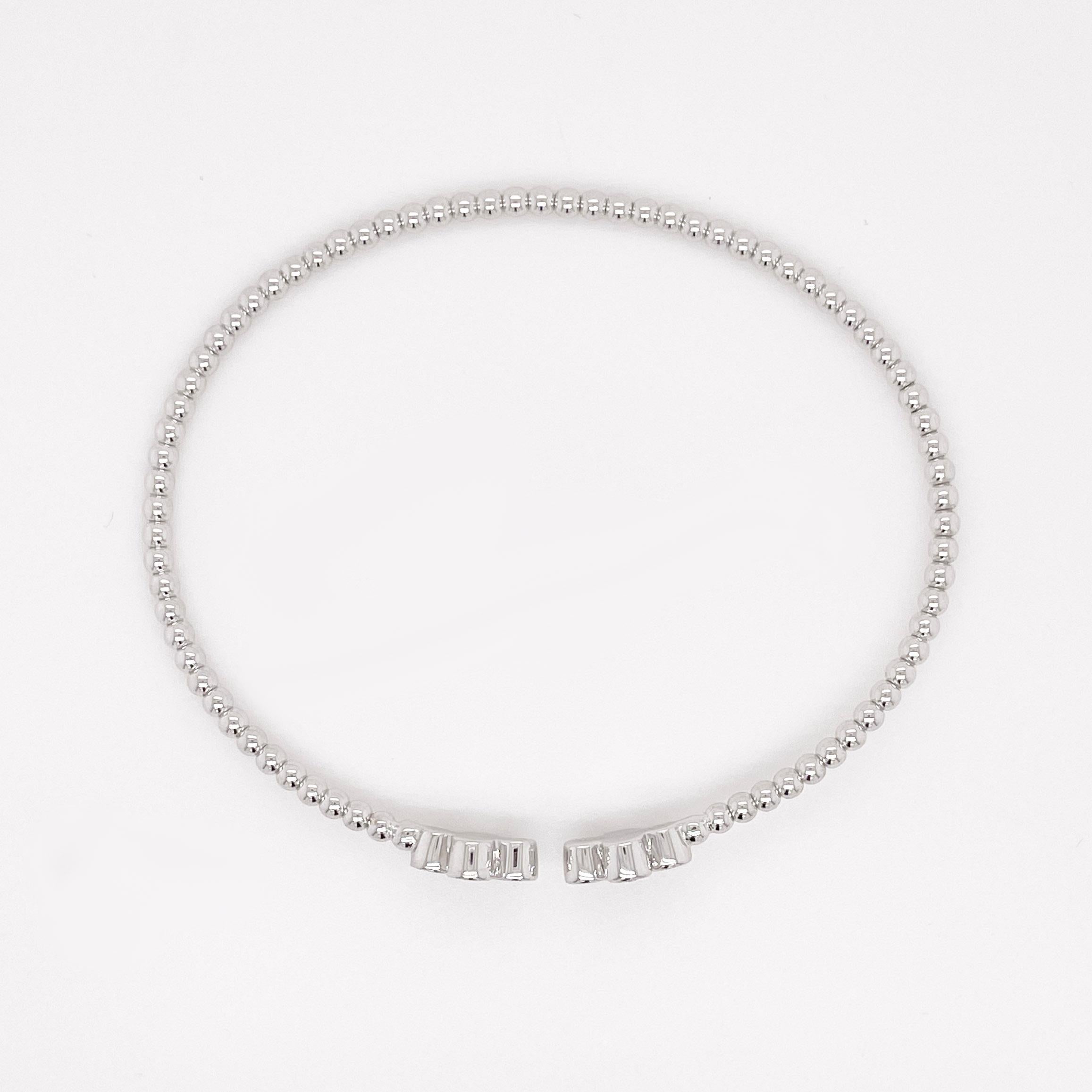 Contemporain Bracelet manchette souple en or blanc avec capuchons en forme de quadrilobe en diamants et diamants en vente