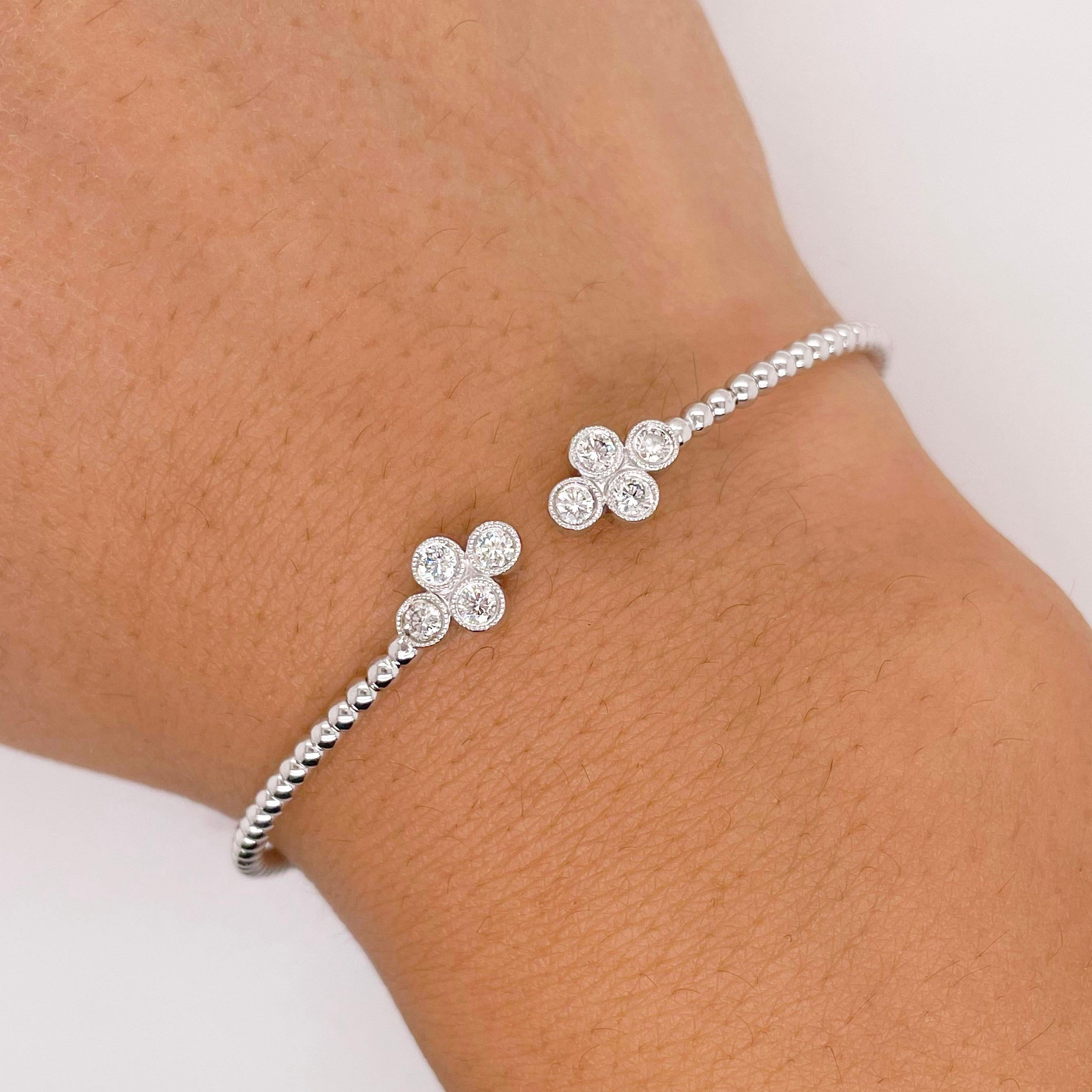 Taille ronde Bracelet manchette souple en or blanc avec capuchons en forme de quadrilobe en diamants et diamants en vente