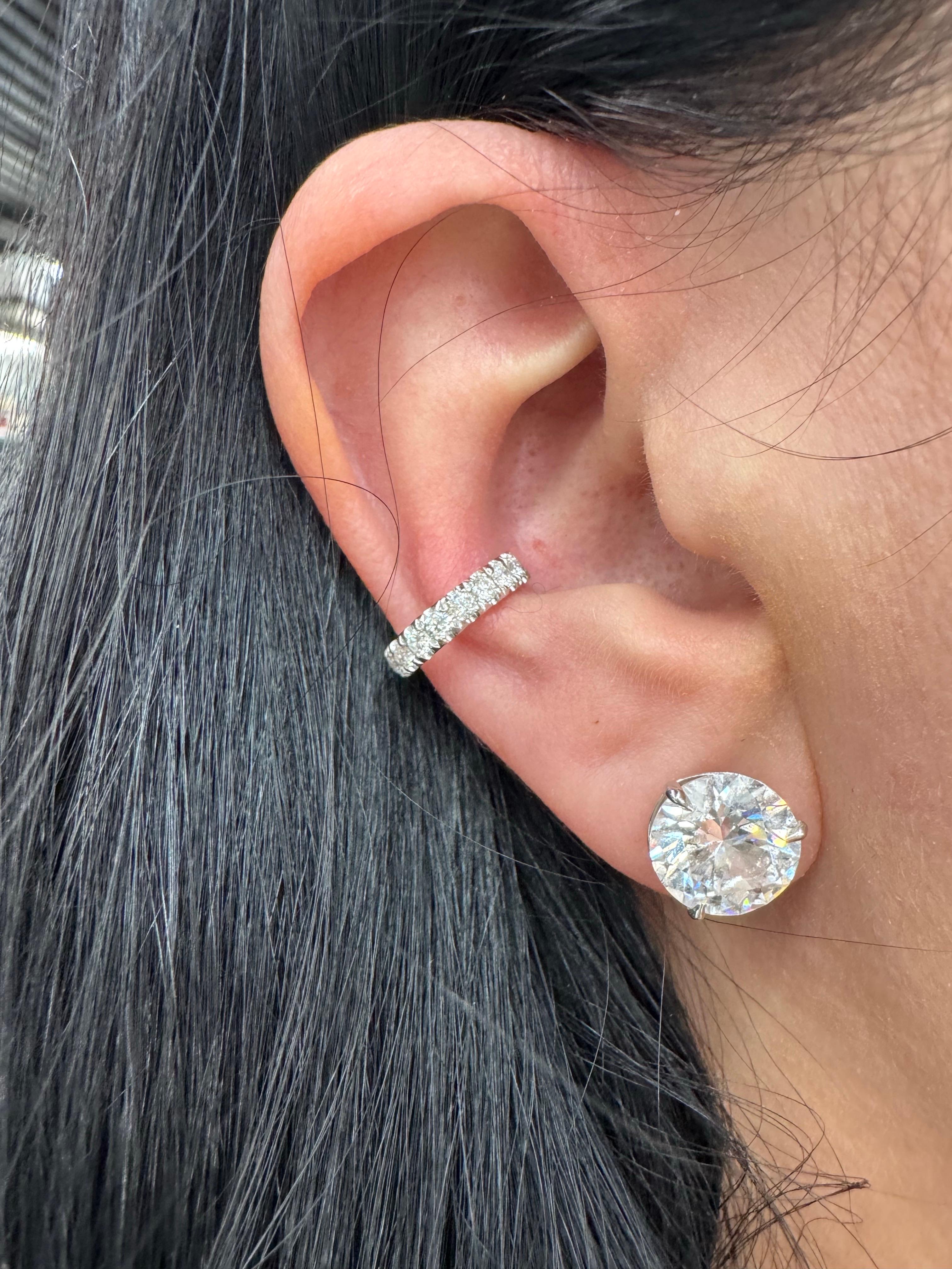 Pendiente puño de oro blanco de 14 quilates con 11 brillantes redondos que pesan 0,41 quilates. 
¡Qué chic! 
Más puños para pendientes en stock.
Mensaje para más fotos. 