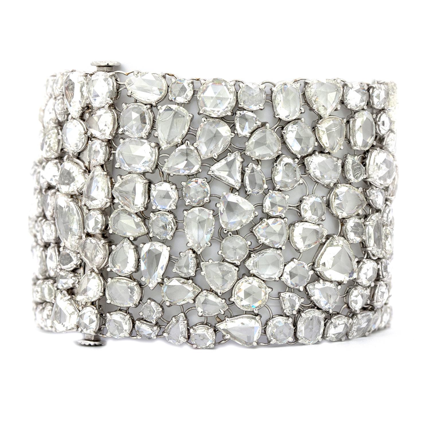 Ce bracelet de diamants vintage vraiment unique a été réalisé de manière experte en platine pour ces 263 diamants de forme mixte taillés en rose qui pèsent 100,37 ct au total. Les diamants sont classés H VS/SI1.  Chaque diamant est serti