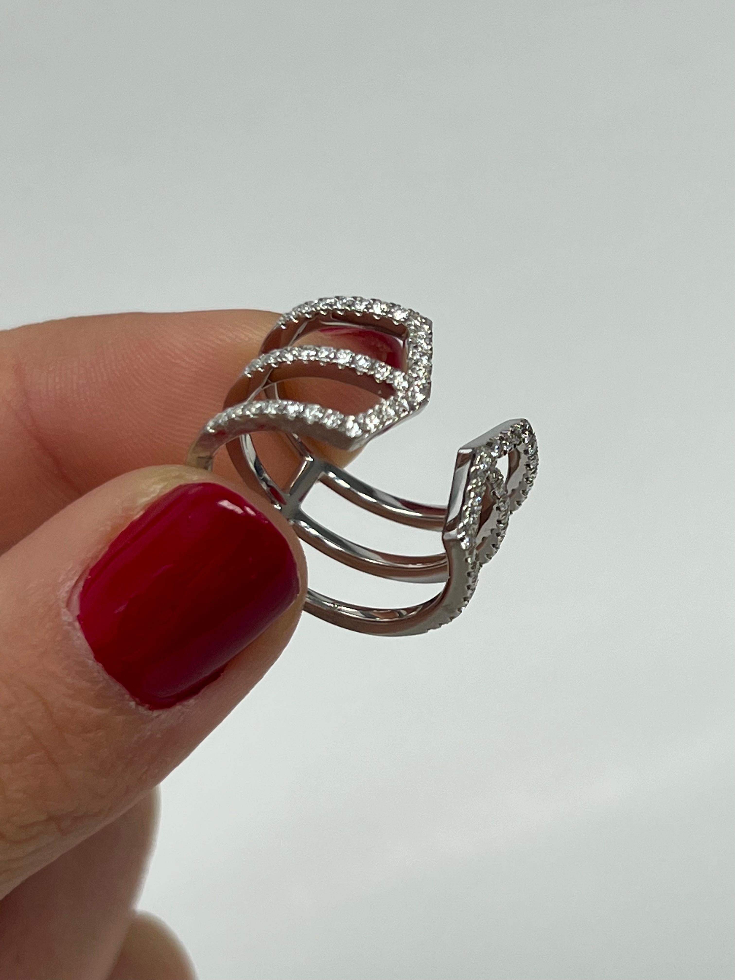 Taglio rotondo Anello con diamante in vendita
