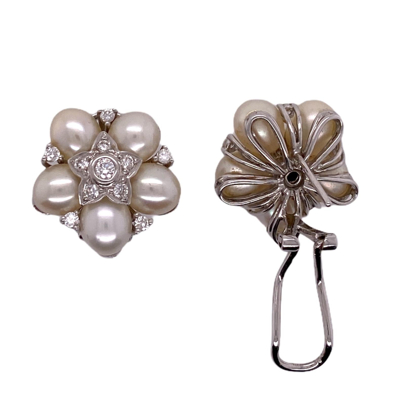 Moderne Boucles d'oreilles à levier de succession en or blanc 18 carats avec perles de culture et diamants en vente