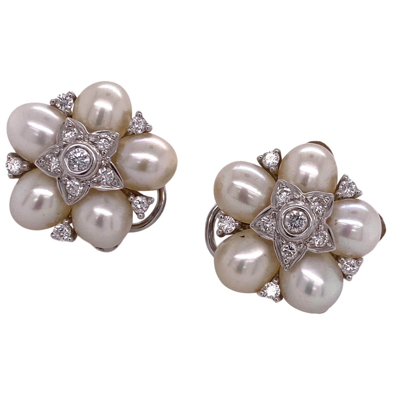 Boucles d'oreilles à levier de succession en or blanc 18 carats avec perles de culture et diamants en vente