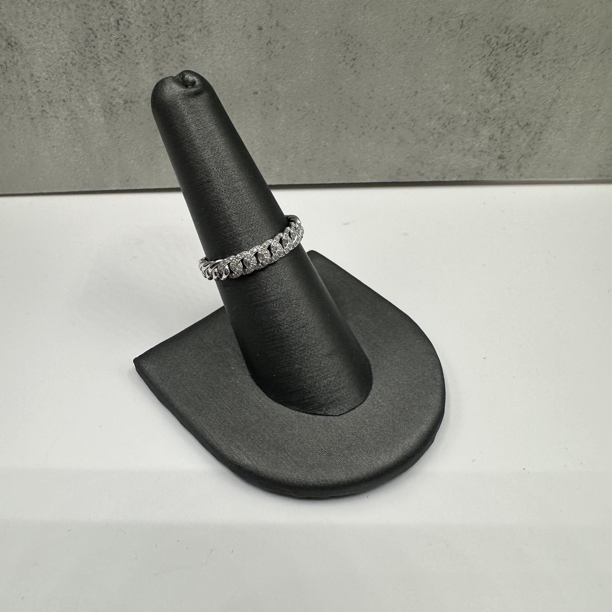Cette élégante bague à maillons en argent sterling est ornée de 0,15ctw de diamants ronds de taille unique de qualité I, I naturelle, qui ajoutent une touche d'éclat au design épuré des maillons. Pesant seulement 2 grammes, cette bague est à la fois