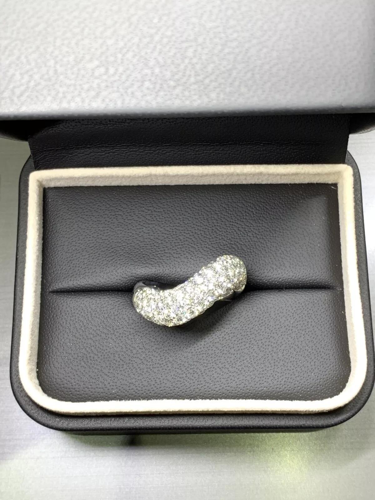 Anello Cocktail Bombe a fascia larga con pavé curvo di diamanti da 3,5 carati in oro bianco 18 carati.

Anello a fascia larga con pavé di diamanti assolutamente stupendo.

Peso totale dei diamanti 3,50ct colore F-G purezza VS1

L'anello può essere