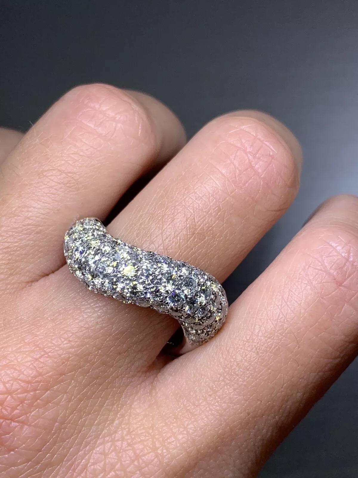 Taglio rotondo Anello Cocktail Bombe a fascia larga con diamanti curvi e pavé in oro bianco 18 carati in vendita