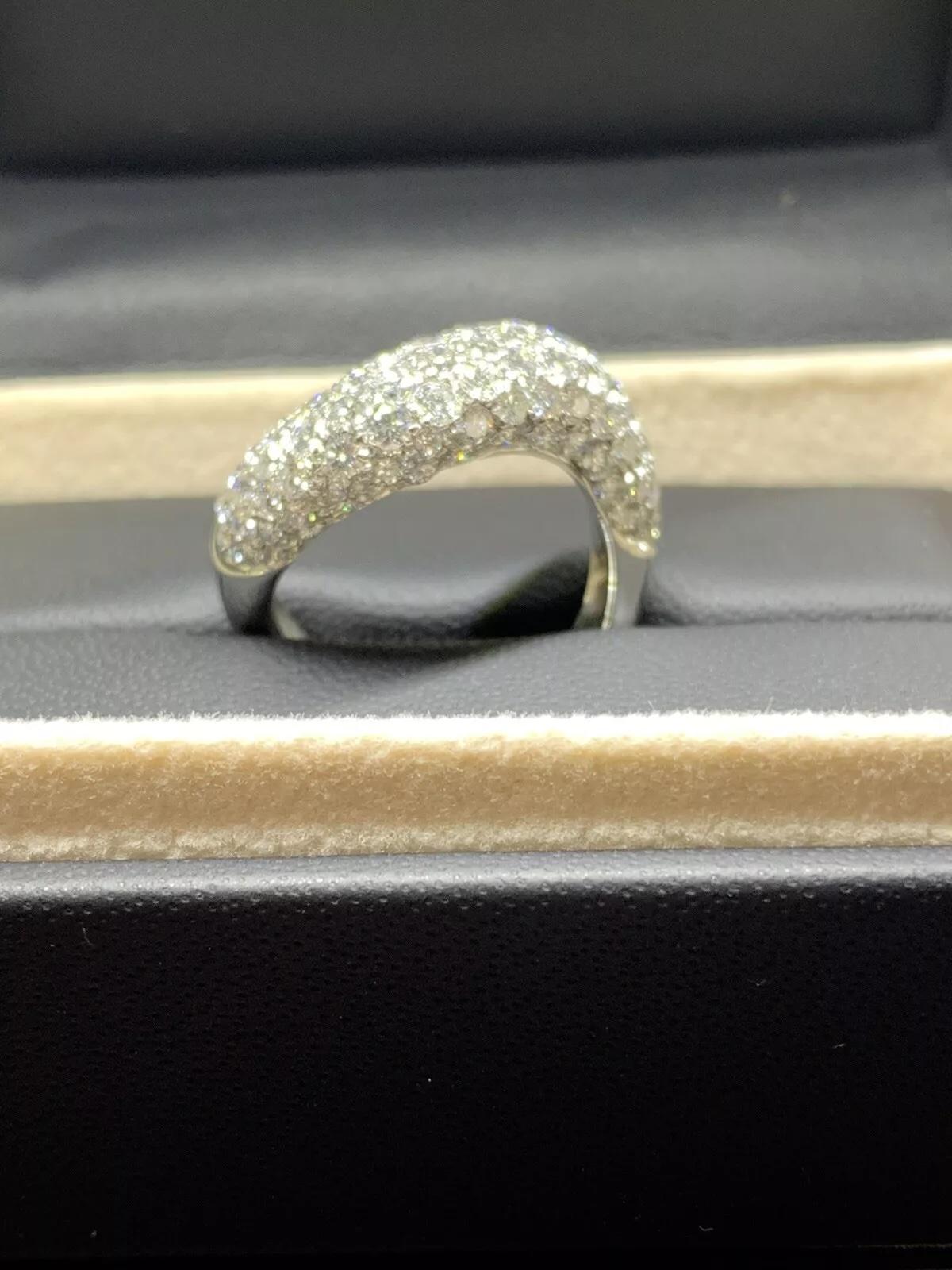Anello Cocktail Bombe a fascia larga con diamanti curvi e pavé in oro bianco 18 carati In condizioni Nuovo in vendita a London, GB