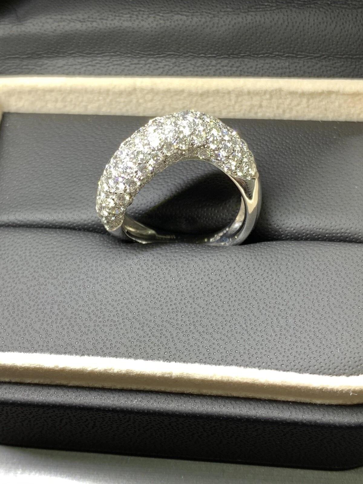 da uomo o donna Anello Cocktail Bombe a fascia larga con diamanti curvi e pavé in oro bianco 18 carati in vendita
