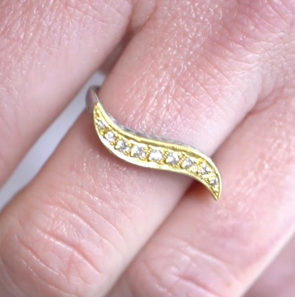 Contemporain Bague vague incurvée en or 24 carats et argent texturé avec diamants en vente