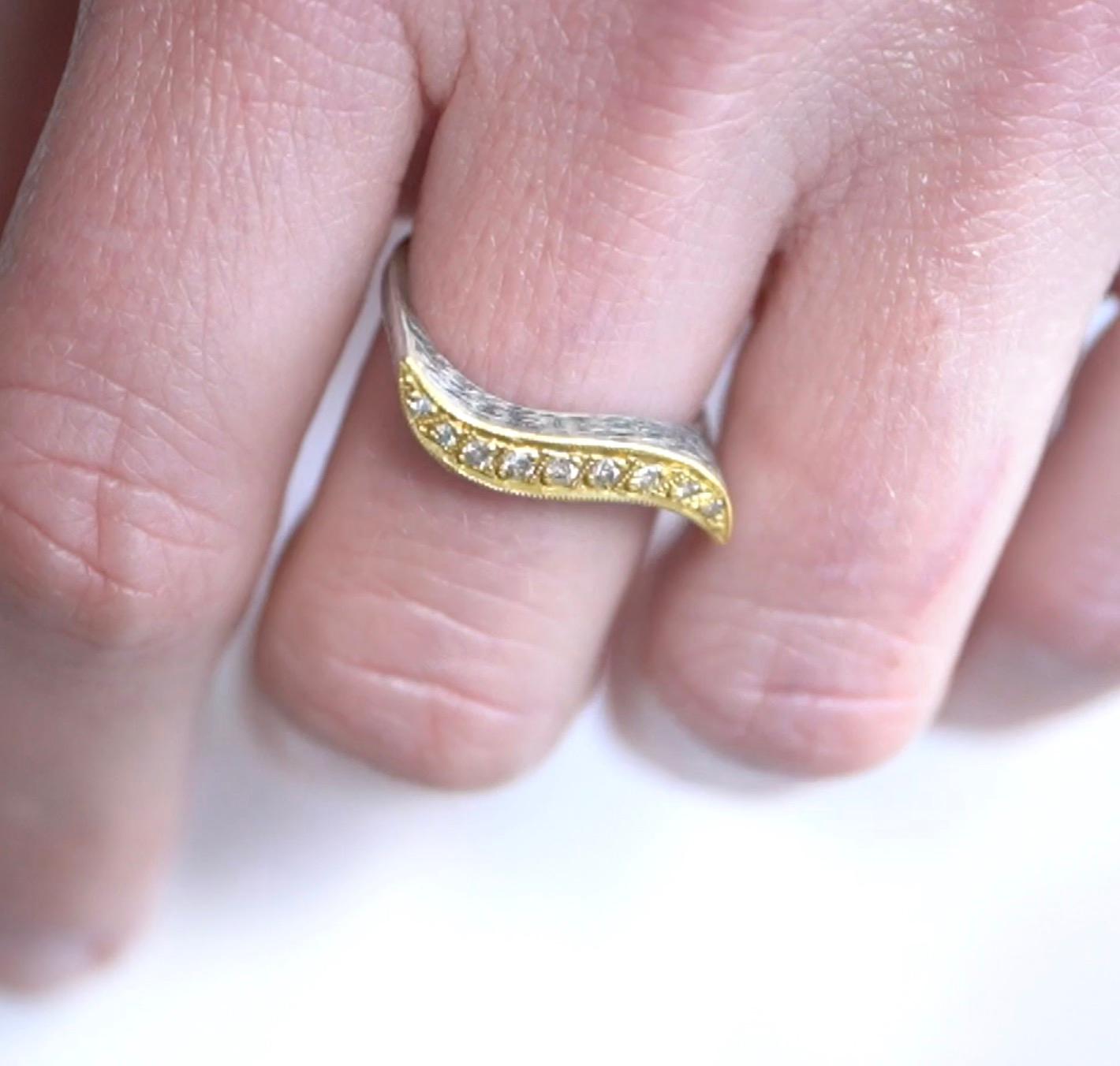 Taille ronde Bague vague incurvée en or 24 carats et argent texturé avec diamants en vente