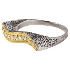 Diamant-Ring mit gebogenem Wellenschliff aus 24-karätigem Gold und strukturiertem Silber