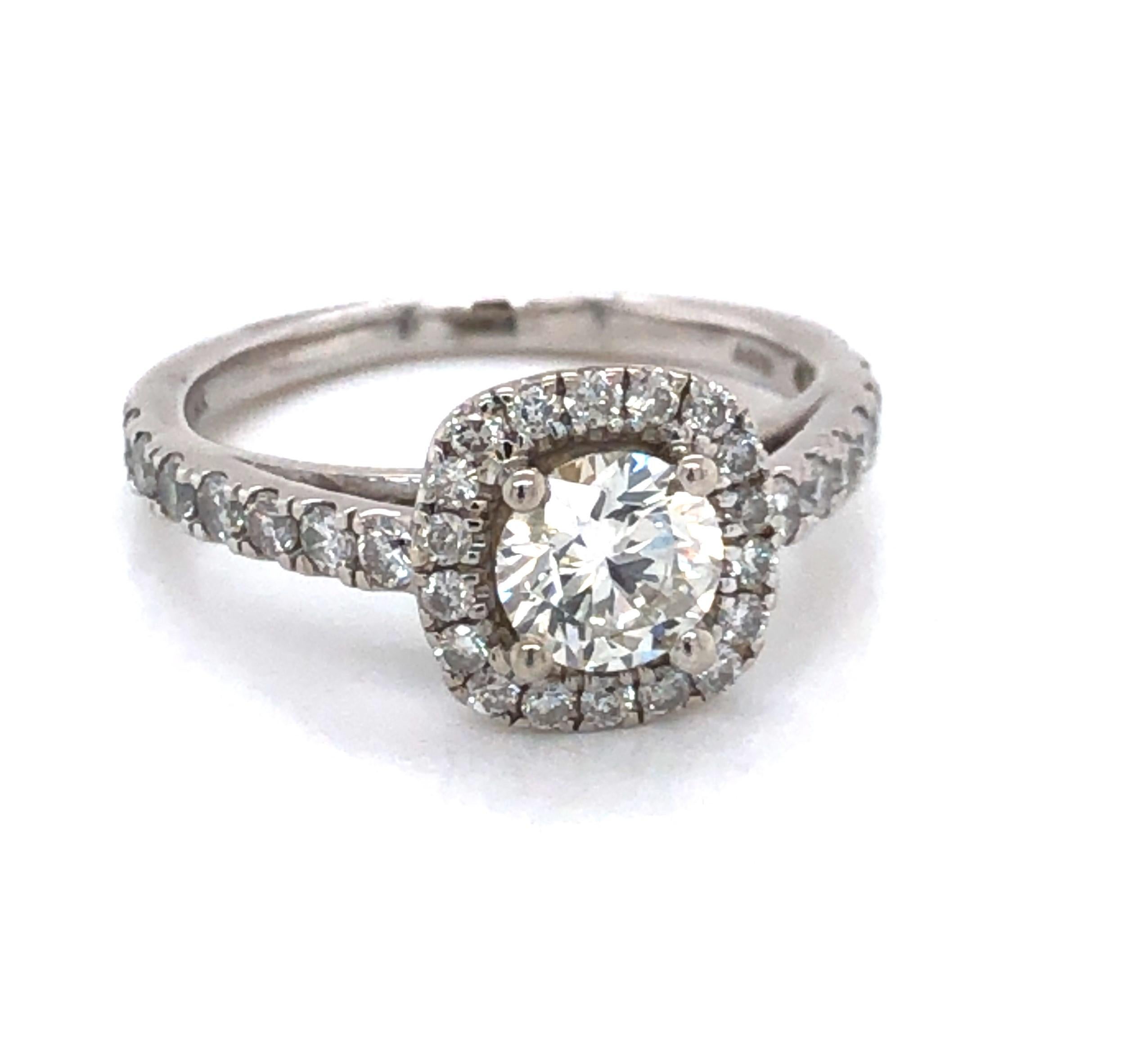 Verlobungsring mit Diamant im Kissen-Halo-Stil aus Weißgold (Rundschliff) im Angebot