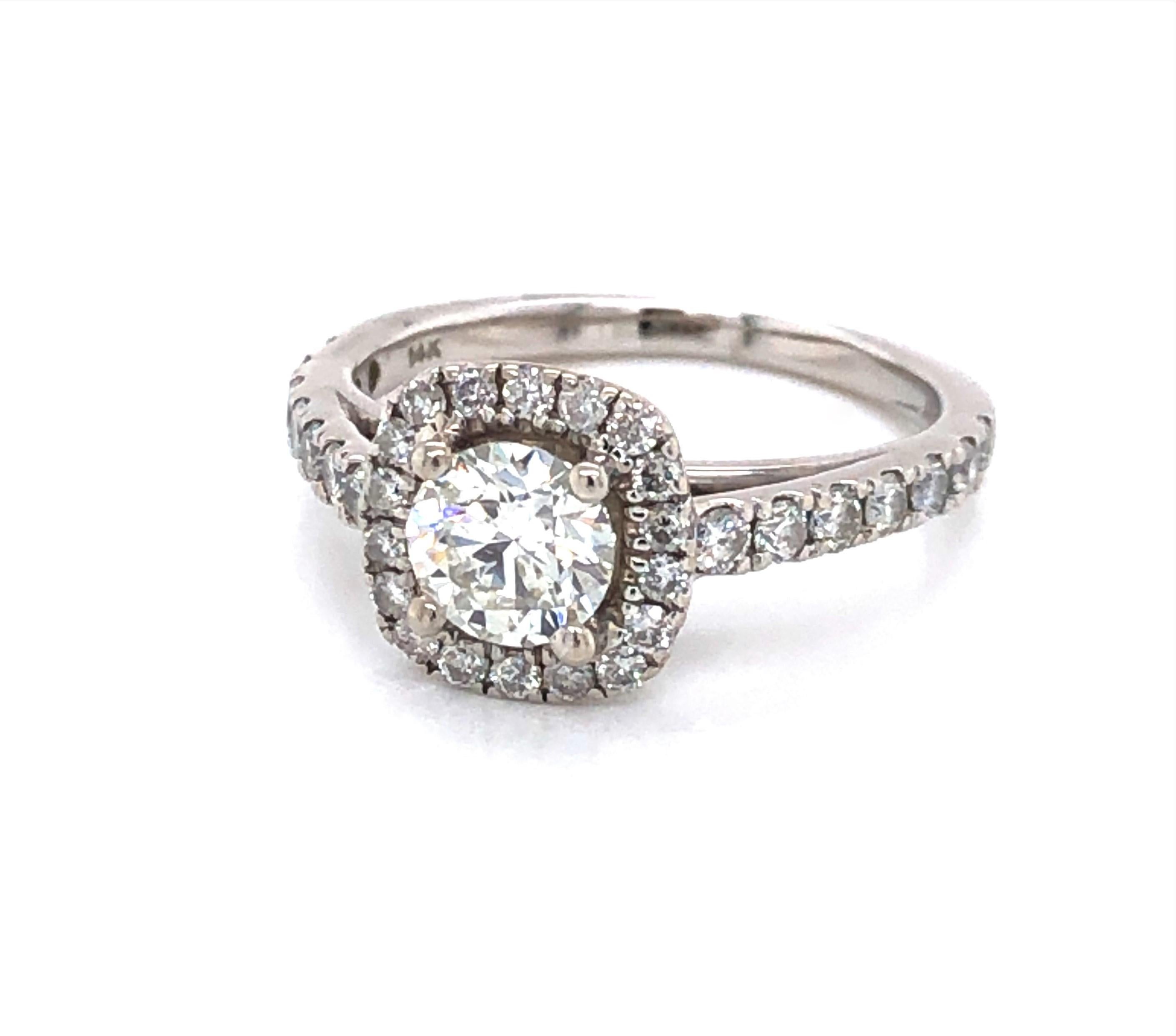 Verlobungsring mit Diamant im Kissen-Halo-Stil aus Weißgold im Zustand „Hervorragend“ im Angebot in Mount Kisco, NY
