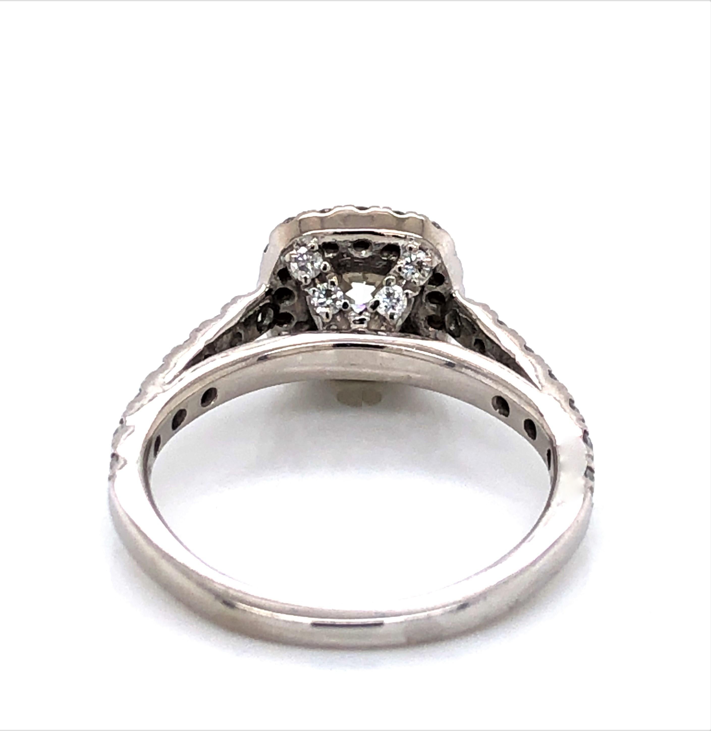 Verlobungsring mit Diamant im Kissen-Halo-Stil aus Weißgold Damen im Angebot