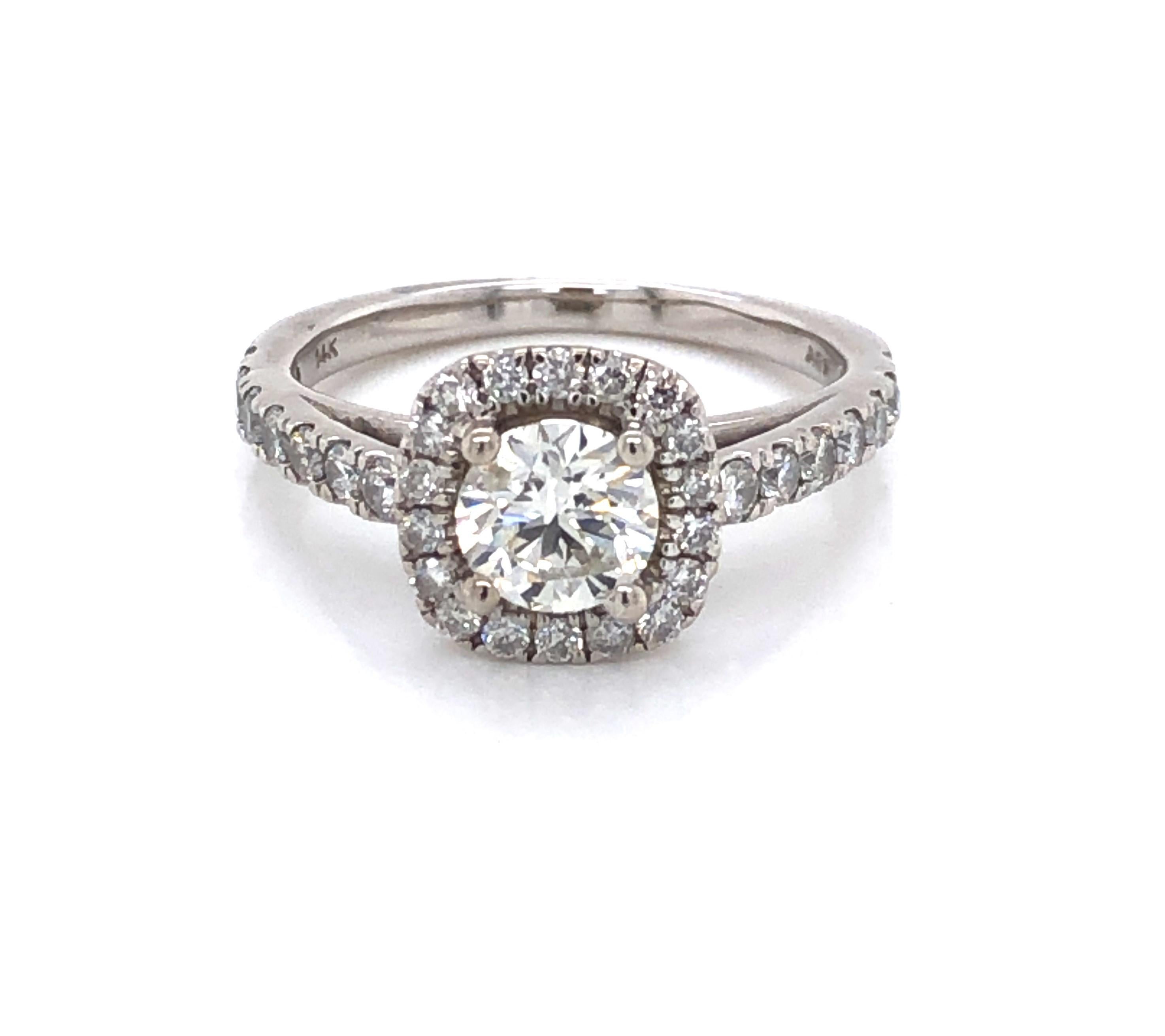 Verlobungsring mit Diamant im Kissen-Halo-Stil aus Weißgold im Angebot 2