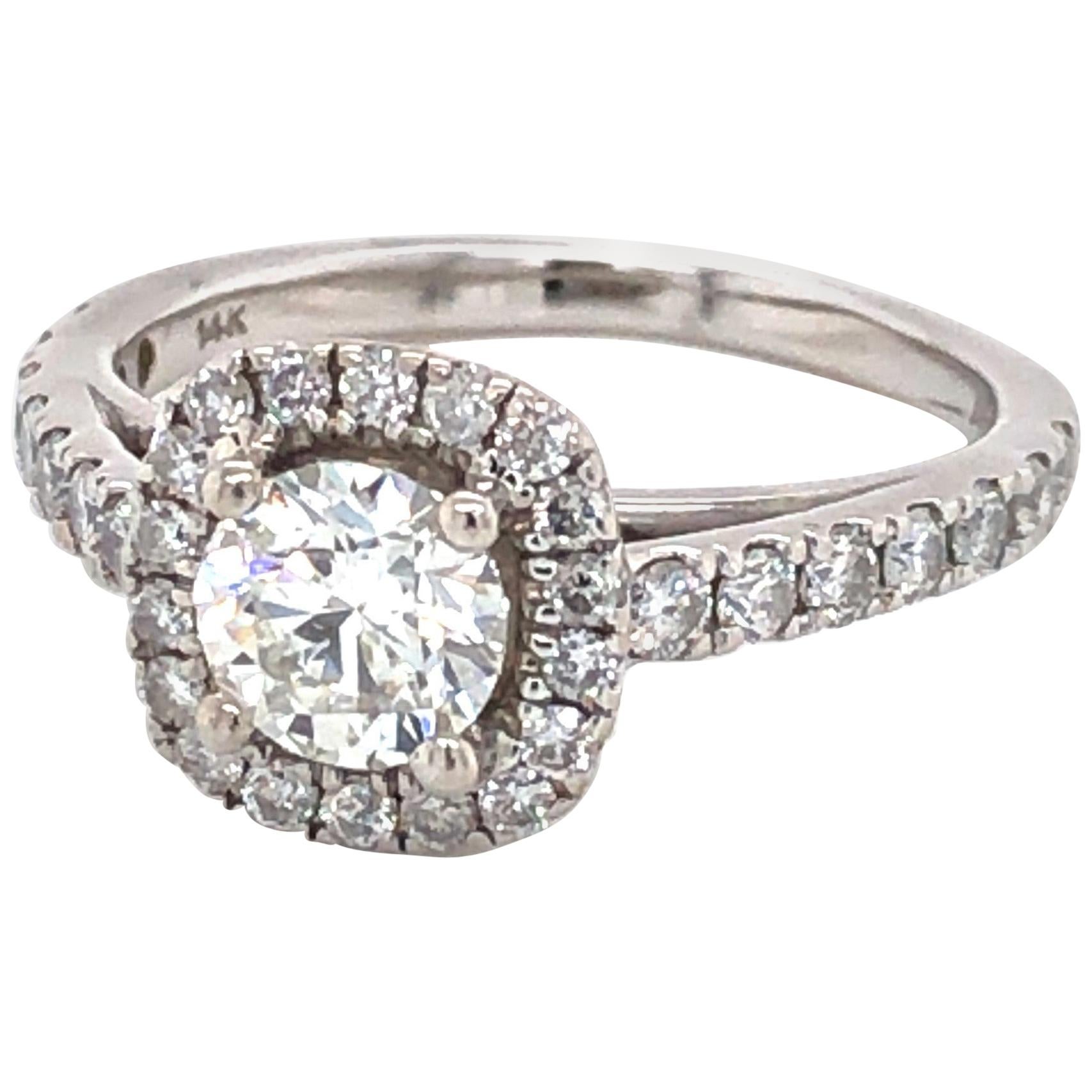 Verlobungsring mit Diamant im Kissen-Halo-Stil aus Weißgold im Angebot
