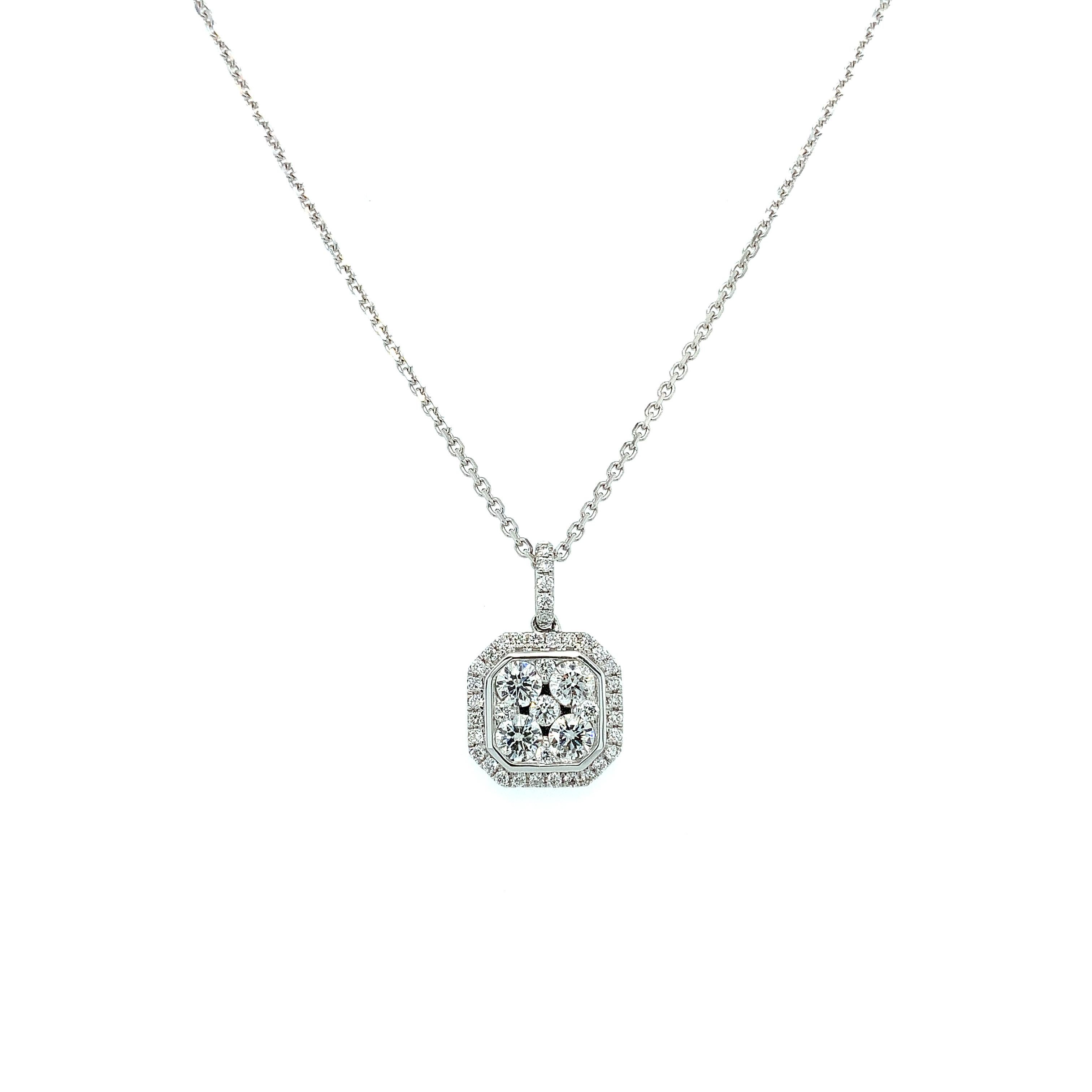 Aggiungi un tocco di eleganza al tuo abbigliamento con questa splendida collana di diamanti da 0,80 carati con cuscino illusorio incastonato. Realizzata in oro bianco 18 carati, questa collana vanta un'incastonatura a solitario con una pietra