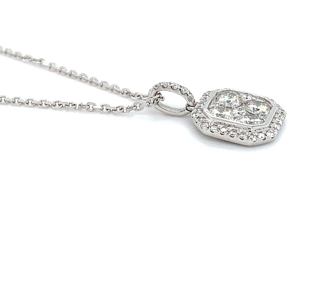 Collana con pendente a goccia con cuscino di diamanti incastonato in oro bianco 18 carati In condizioni Nuovo in vendita a London, GB