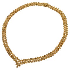 Chevron-Blatt-Porträt-Halskette aus 14 Karat Gelbgold mit Diamantschliff