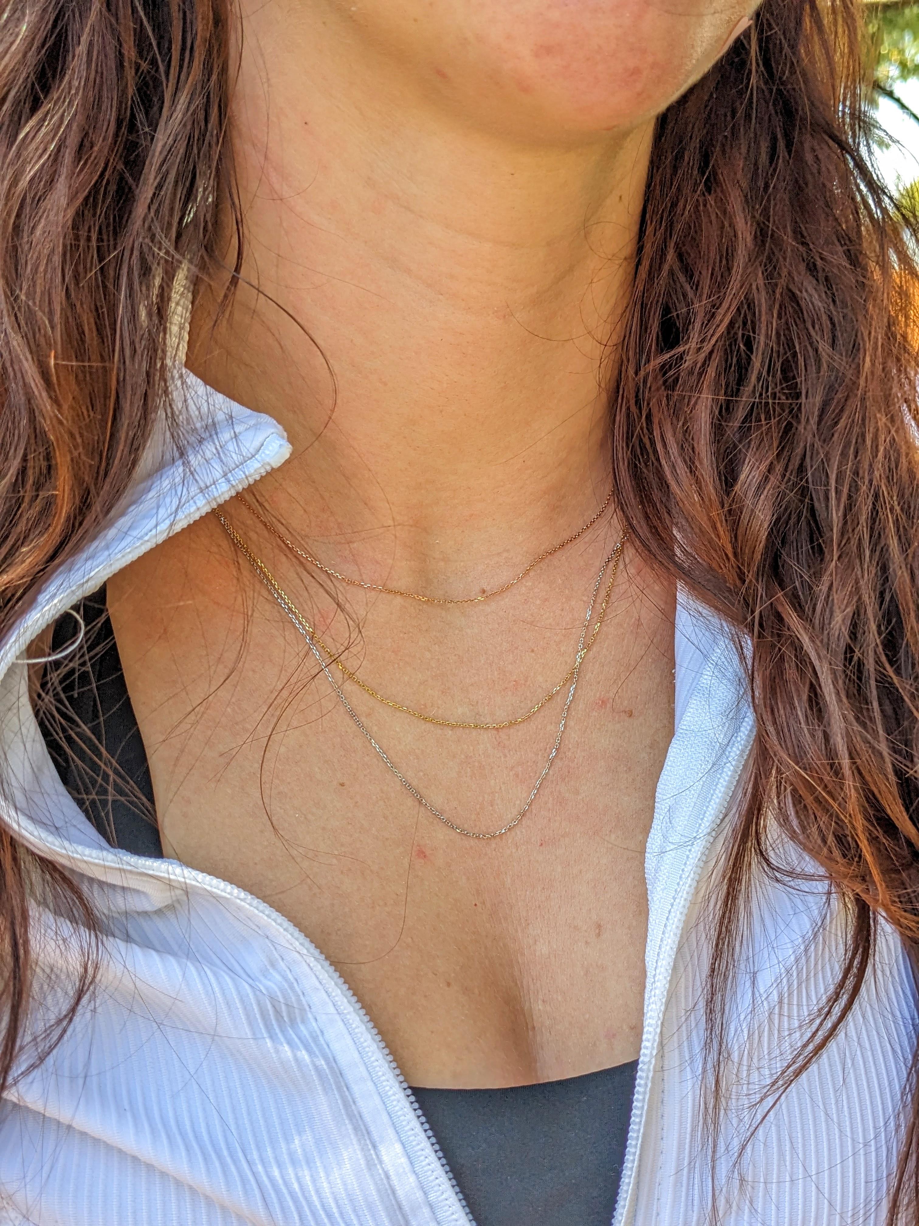 Una cadena clásica, ¡perfecta para combinar con cualquier colgante! Son cadenas portacables con corte de diamante y cierre de pinza de langosta. Están disponibles en tamaños individuales y ajustables.

Anchura: 0,93 mm

Soltera:
16in - aprox.