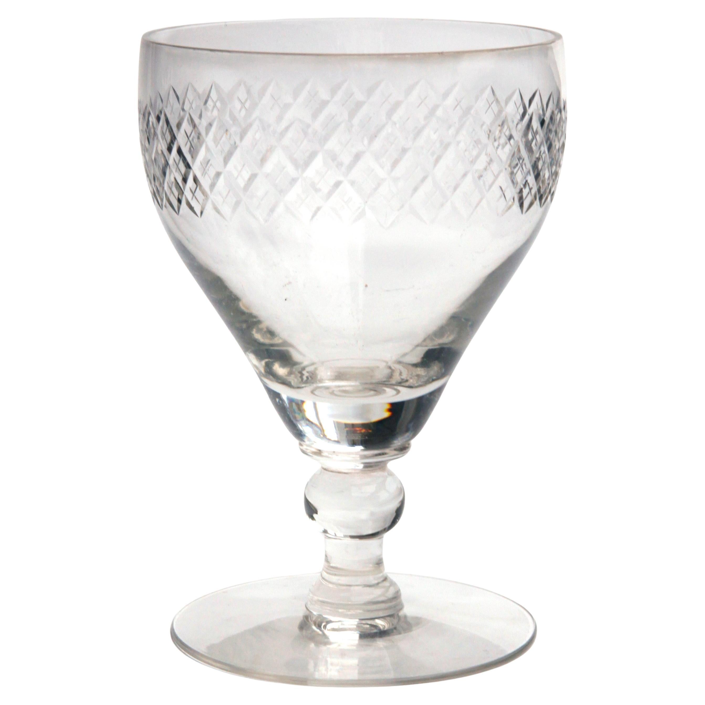 Vasos de agua de cristal europeo tallado a mano con un sencillo borde tallado en forma de diamante. 
Tienen un peso agradable.
El sencillo patrón permite su uso en muchos, versátil con muchos looks.