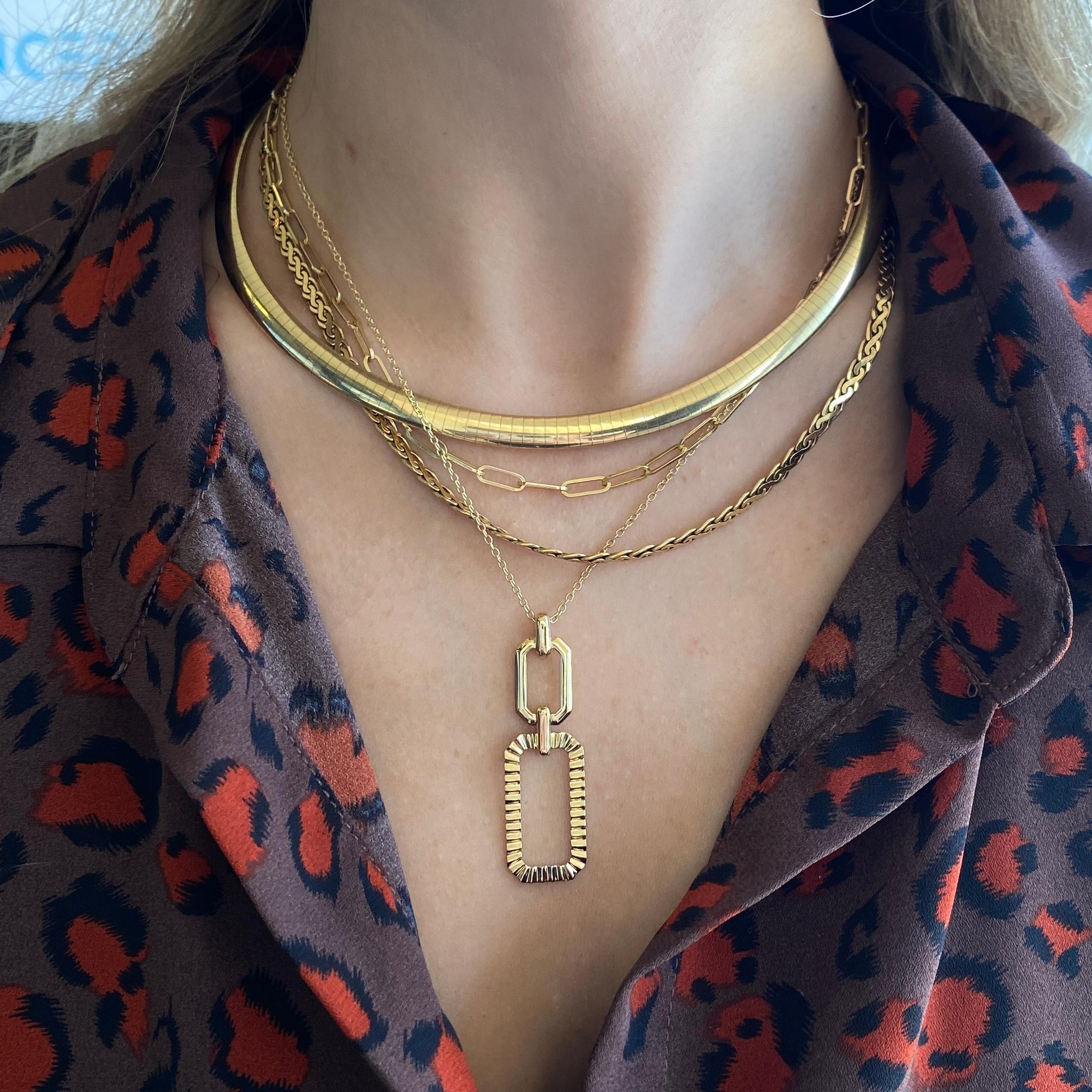 Sfoggia questa splendida e semplice collana in qualsiasi momento! Le maglie, splendidamente lucidate e tagliate a diamante, sono eleganti ed eleganti. Questo è perfetto sia da solo che accostato ad altri prodotti preferiti! La regolabilità è