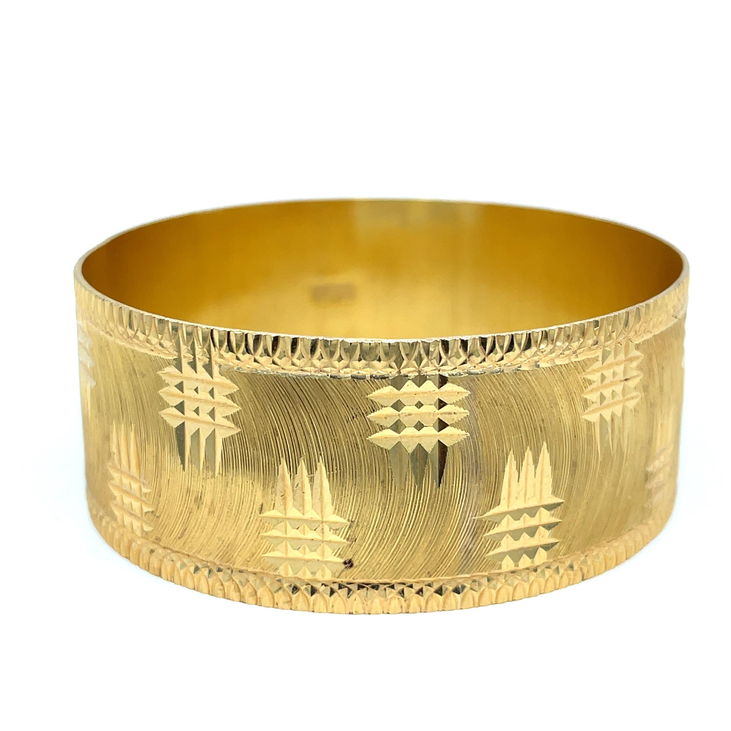 Bracelet large en or jaune 21 carats, taillé en diamant.
Diamètre de 2,5 pouces 
7.5