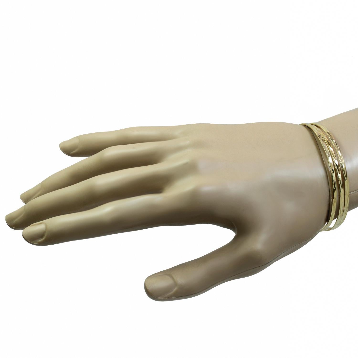 Ce tout nouveau set de 3 bracelets bébé classiques de 2,0 mm est fabriqué en or jaune massif 14k et présente une texture taillée en diamant. Ces bracelets mesurent de 4,5 à 5 pouces de diamètre. Fabriqué aux États-Unis vers les années 2000.