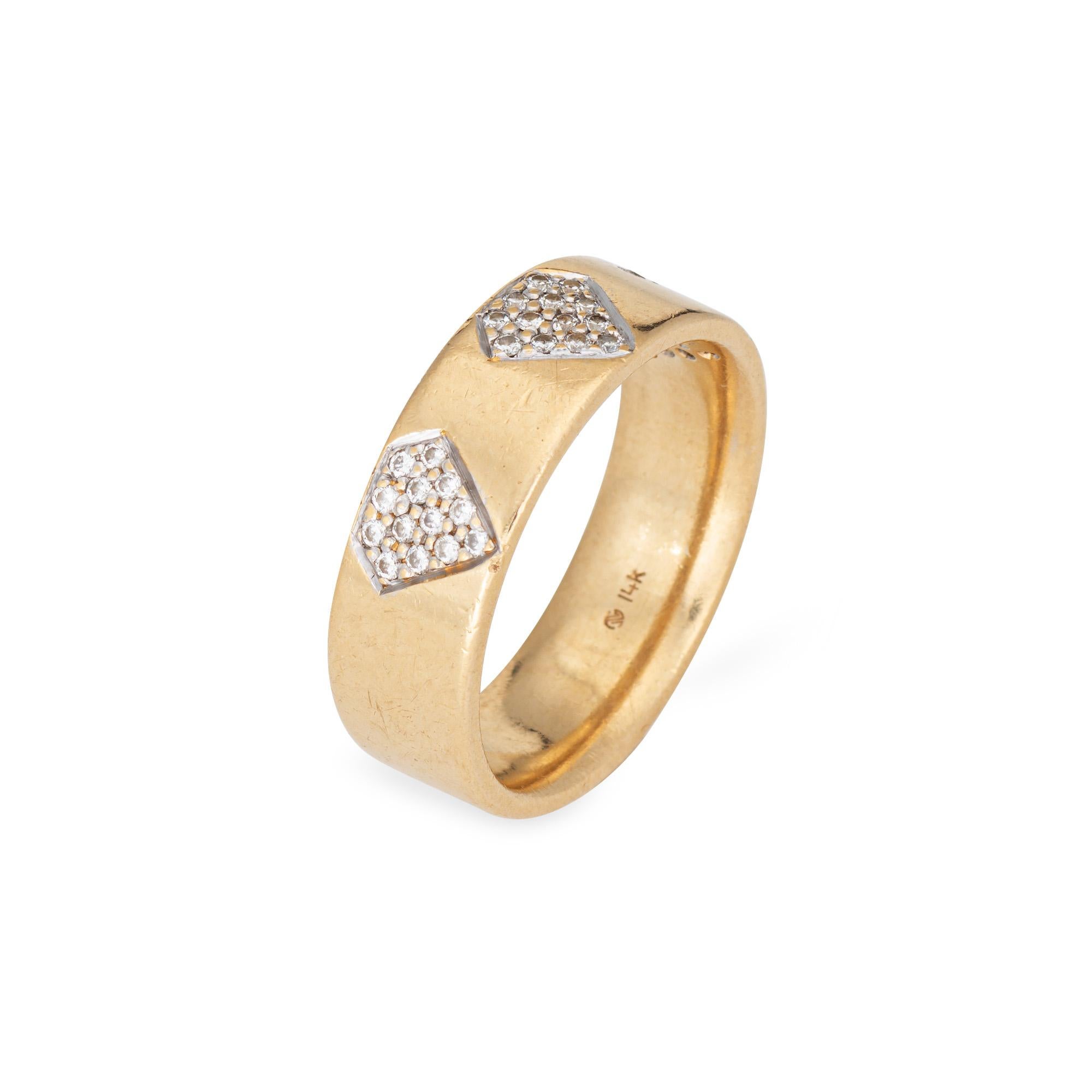 Stilvoller Diamantring im Vintage-Stil aus 14 Karat Gelbgold. 

39 kleine Diamanten von insgesamt schätzungsweise 0,25 Karat (geschätzte Farbe H-I und Reinheit SI1-I1).  

Das einzigartige Band hebt die mit kleinen schimmernden Diamanten besetzten