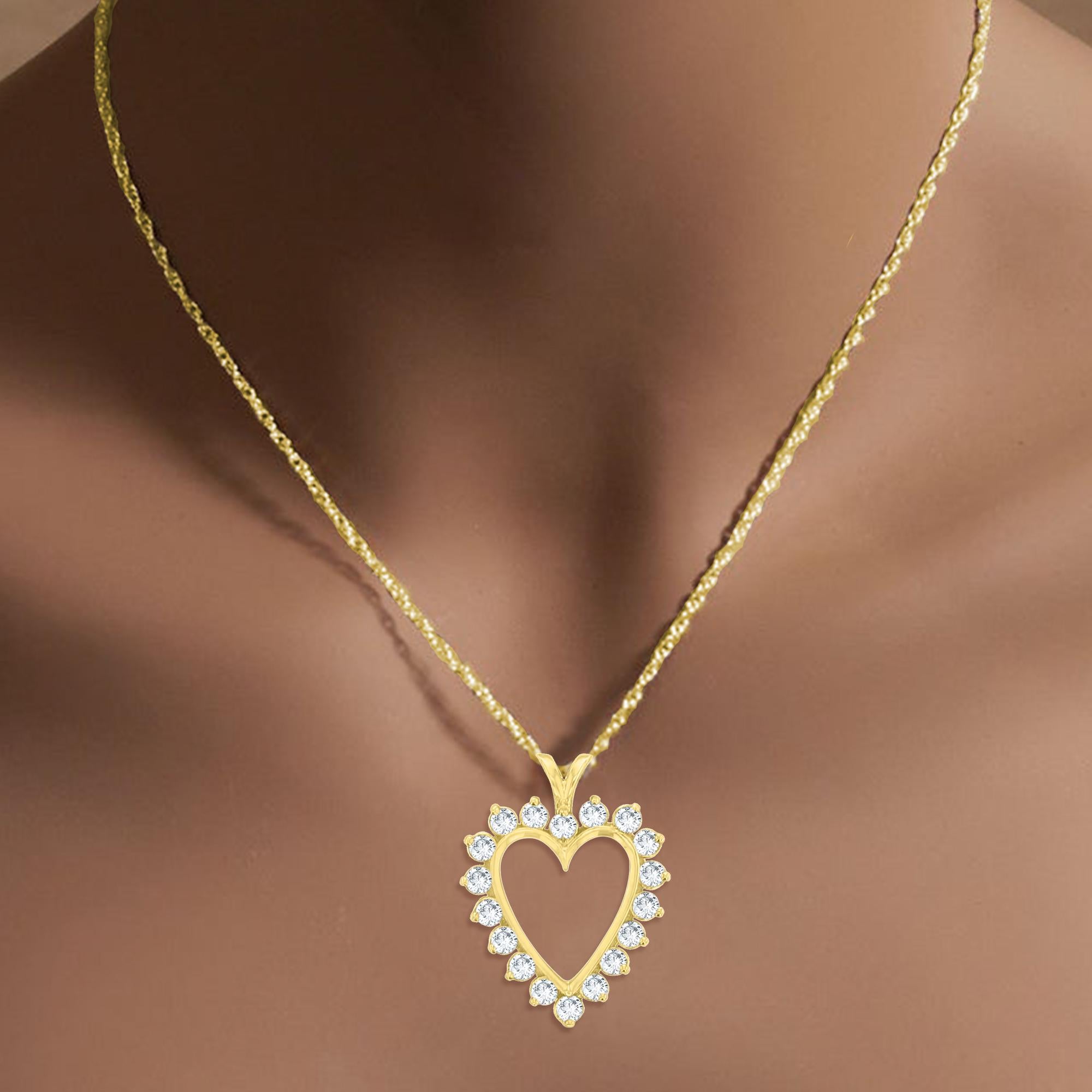 ♥ Resumen del producto ♥

Piedra principal: Diamantes
Aprox. Peso total en quilates: 1.37 ctw
Corte del diamante: Redondo
Metal elegido: Oro amarillo de 14 quilates
Dimensiones: 24 mm x 22 mm
Cadena: 18