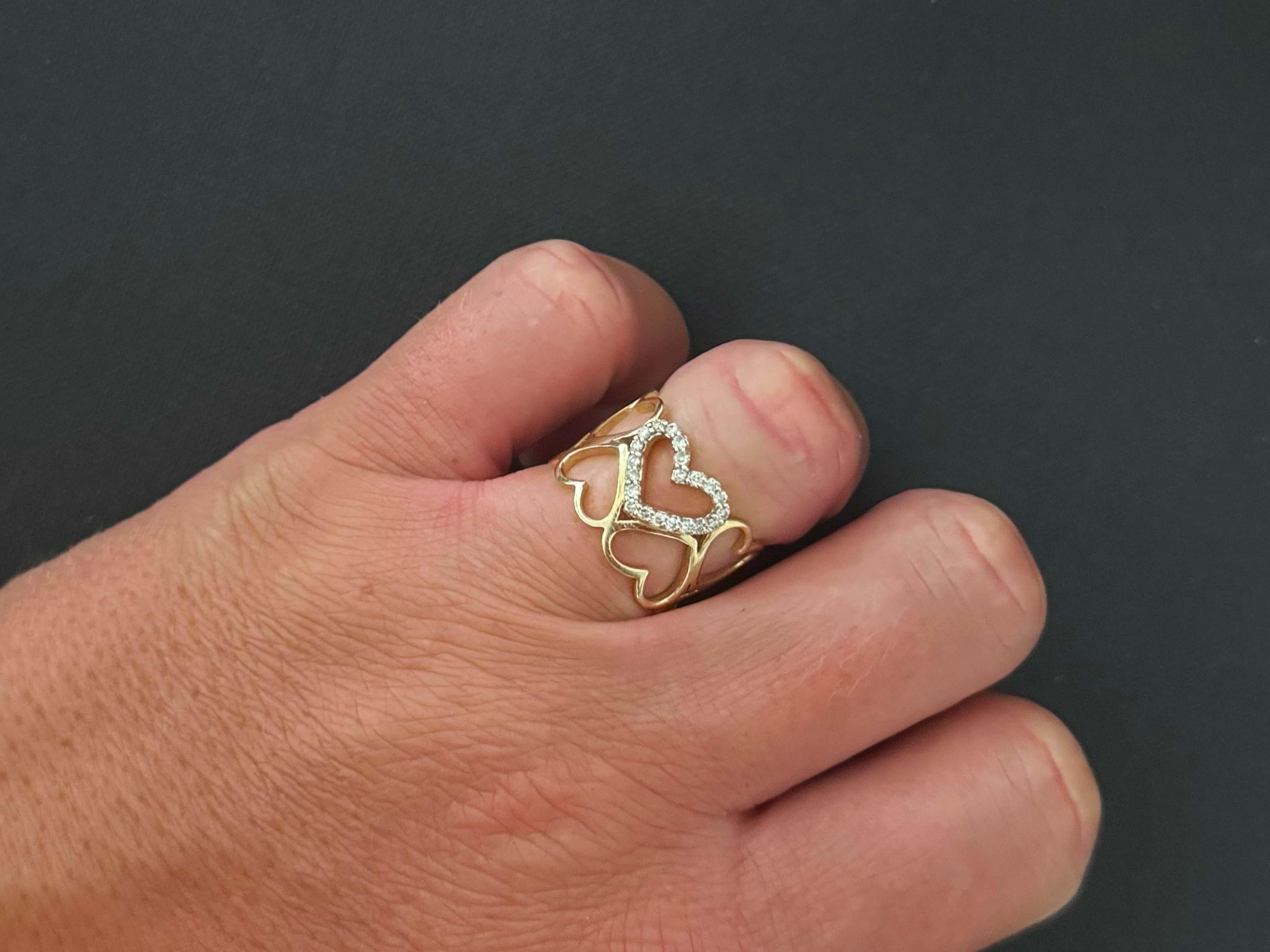 Especificaciones del artículo:

Metal: Oro amarillo de 14 quilates

Tamaño del anillo: 6.5

Altura del anillo: 13 mm de alto

Peso total:  4.8 gramos

Cantidad de diamantes: 21 diamantes talla brillante

Peso quilate del diamante: ~0.10