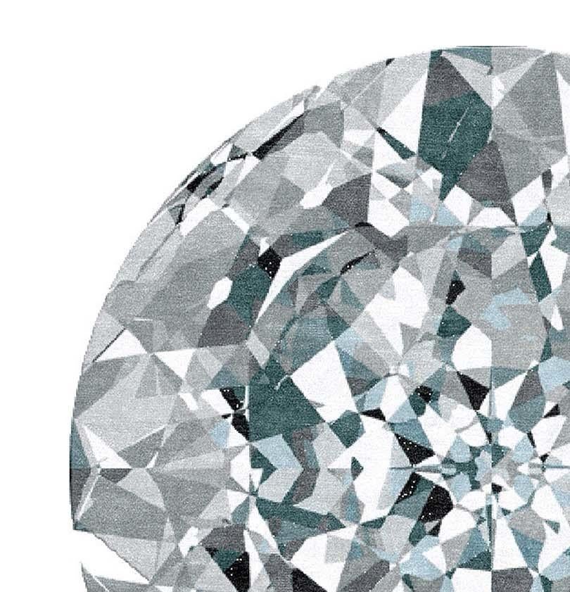 Dieser prächtige Teppich zeigt eine Nahaufnahme eines Diamanten mit rundem Schliff, der mit seinen leuchtenden Akzenten und seiner verspielten Ausstrahlung ein modernes Interieur erhellt. Dieser exquisite Teppich ist Teil der Design-Kollektion und