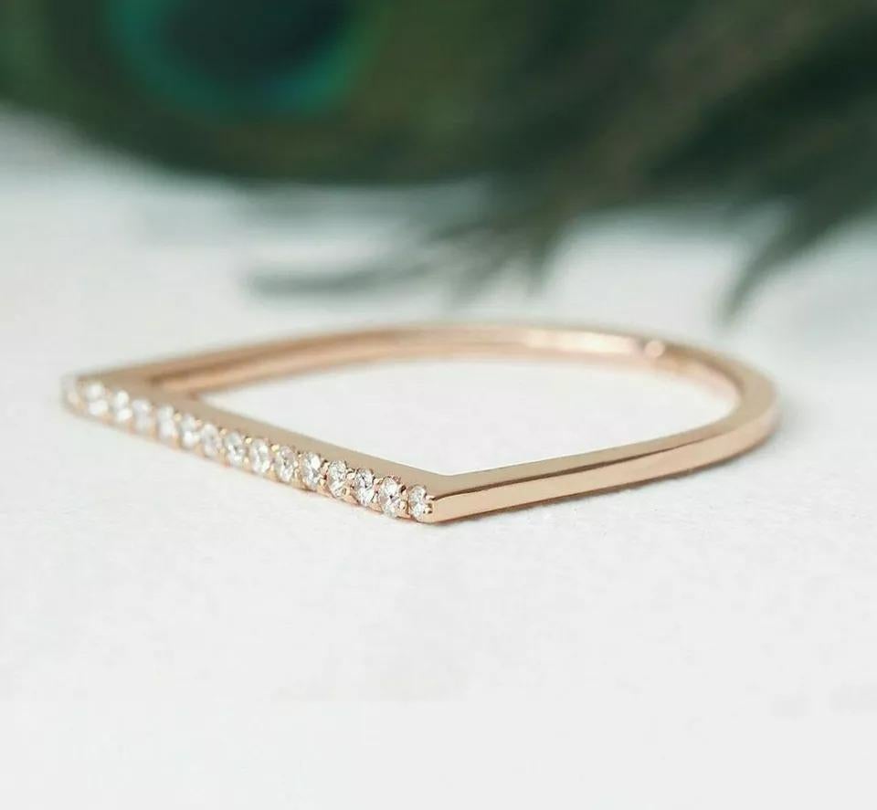 Taille ronde Bague empilable en or 14k avec diamant en forme de D en vente