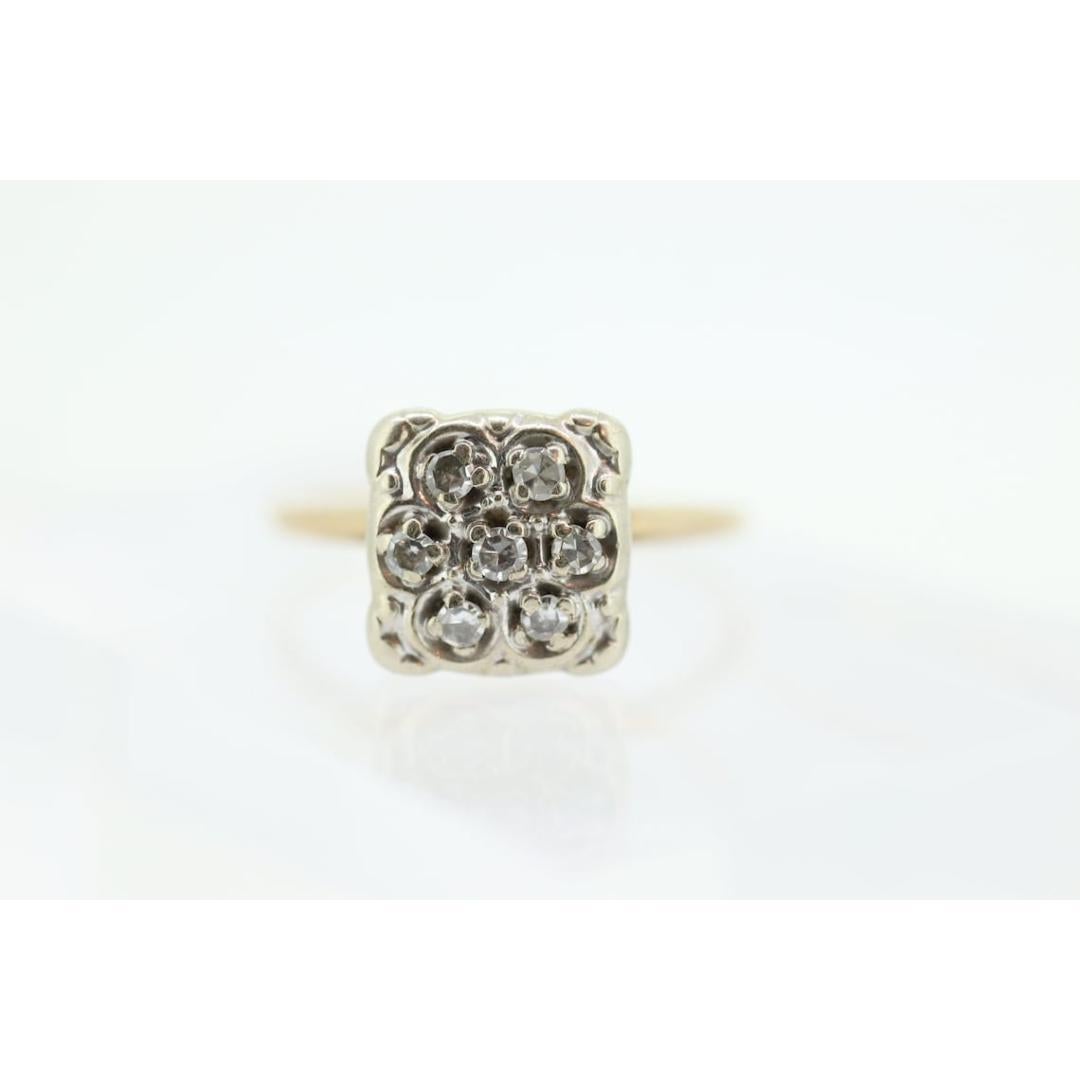Vintage By aus den 1940er Jahren
MATERIALIEN: Platin
Edelstein: Diamant
Edelsteinfarbe: Farblos
Bandfarbe: Gold
Einstellbar
Stil: Art deco
Schöner Diamantring.

Irgendwann in den 1940er Jahren hergestellt,

Zustand: Weist geringe Gebrauchsspuren